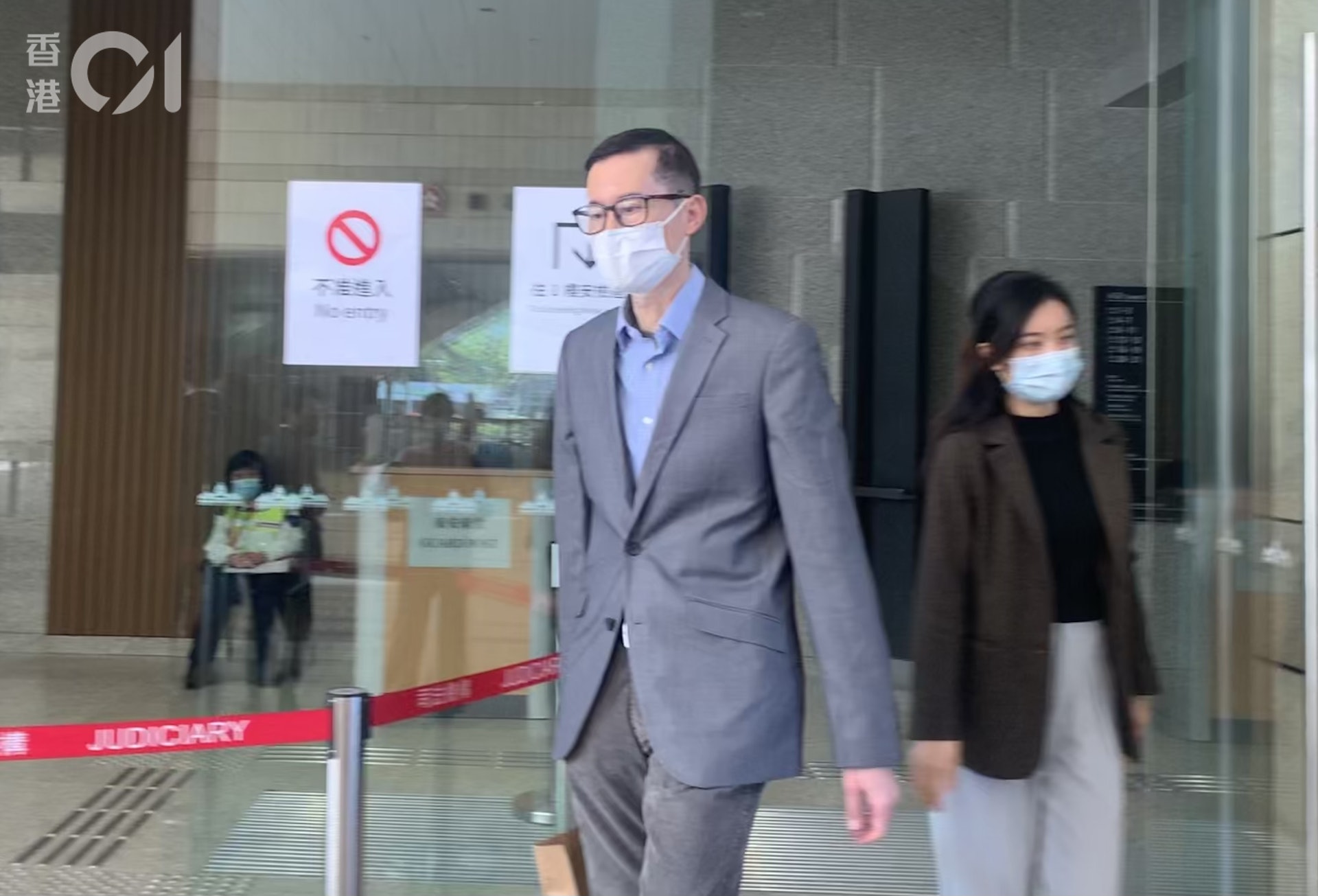 時任助理消防區長何惠寧指,張耀升的面罩有微小裂縫,或導致漏氣;另許智傑在火場後期耗氣量突急升,這可能與他突慌亂或口罩鬆了。(劉安琪攝) 時任助理消防區長何惠寧指,張耀升的面罩有微小裂縫,或導致漏氣;另許智傑在火場後期耗氣量突急升,這可能與他突慌亂或口罩鬆了。(劉安琪攝)