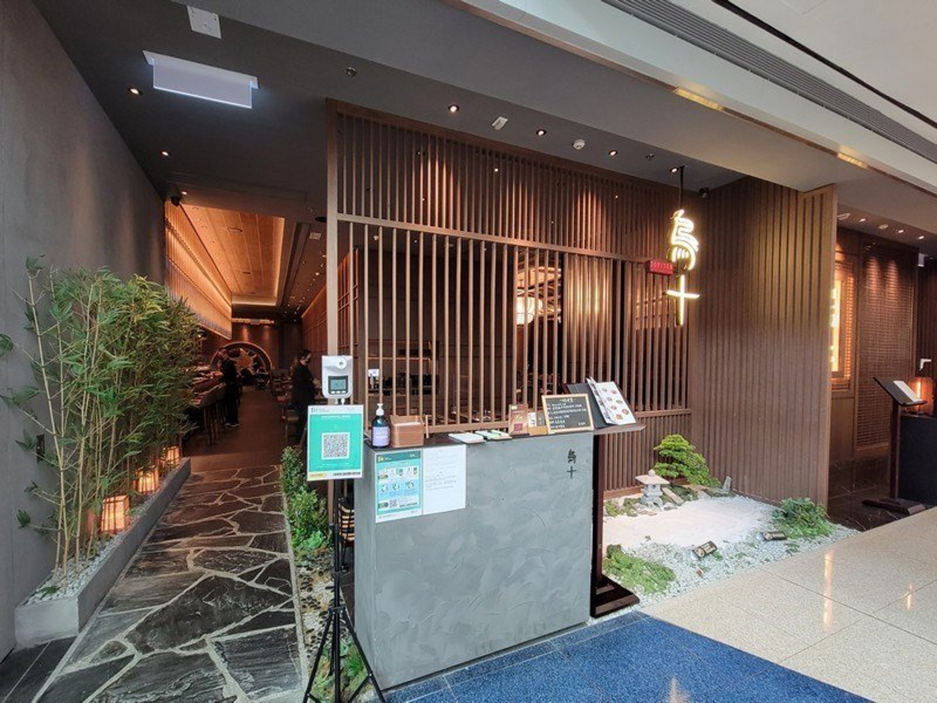 爆疫的又一城望月樓與毗連的日式餐廳「鳥十」為同一舖位,兩店店內實際互通,衞生防護中心在1月3日再到店內視察。(黃金棋攝) 爆疫的又一城望月樓與毗連的日式餐廳「鳥十」為同一舖位,兩店店內實際互通,衞生防護中心在1月3日再到店內視察。(黃金棋攝)