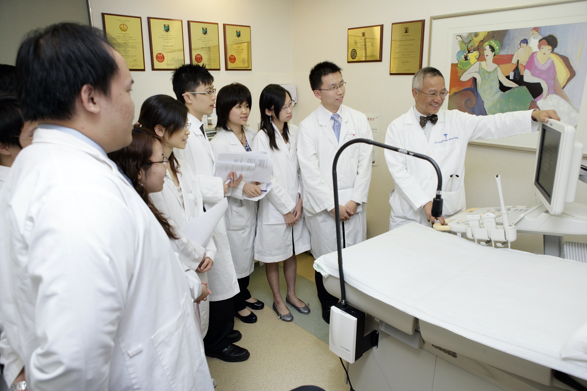養和與本港兩間大學的醫學院一直共同推動醫學培訓和技術交流,陳醫生(右一)亦會親力親為,將自身的經驗傳承予醫學生。(養和醫院提供) 養和與本港兩間大學的醫學院一直共同推動醫學培訓和技術交流,陳醫生(右一)亦會親力親為,將自身的經驗傳承予醫學生。(養和醫院提供)