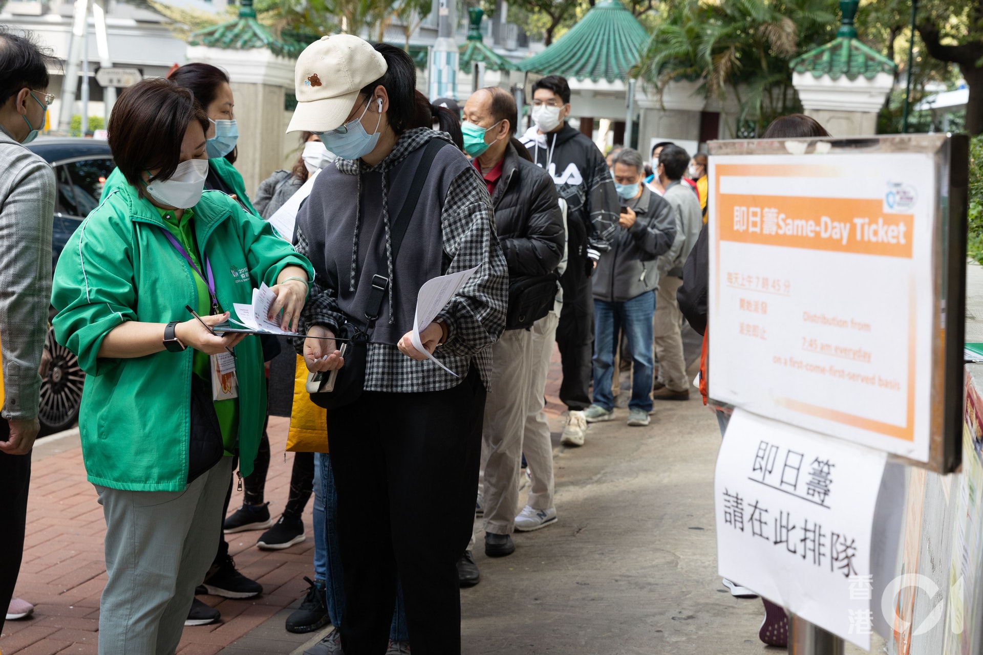 提官涌體育館今預約接種人數爆滿,正式十時開門,但不消一小時即日籌已派完,不少市民摸門釘。(梁鵬威攝) 提官涌體育館今預約接種人數爆滿,正式十時開門,但不消一小時即日籌已派完,不少市民摸門釘。(梁鵬威攝)