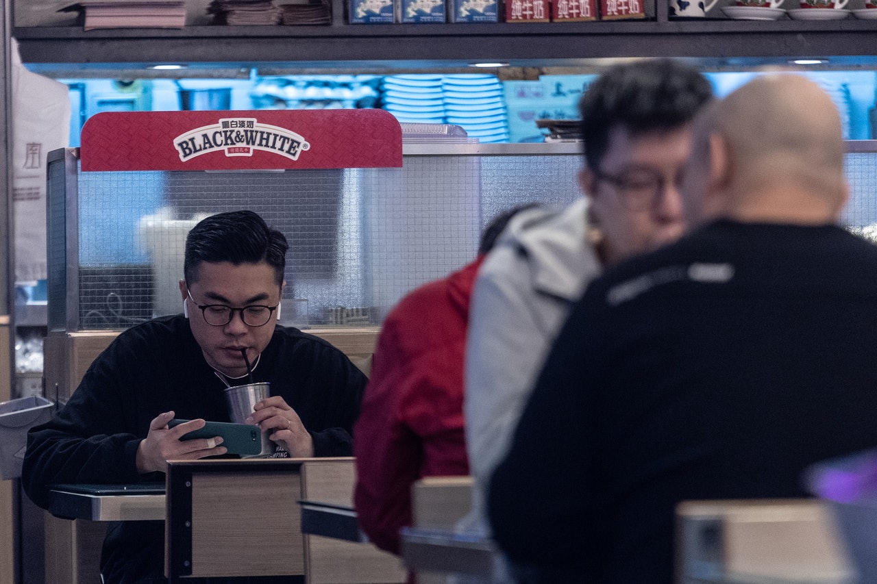 擴大疫苗氣泡範圍後,市民需接種第一針疫苗才可進入食肆堂食。(梁鵬威攝) 擴大疫苗氣泡範圍後,市民需接種第一針疫苗才可進入食肆堂食。(梁鵬威攝)