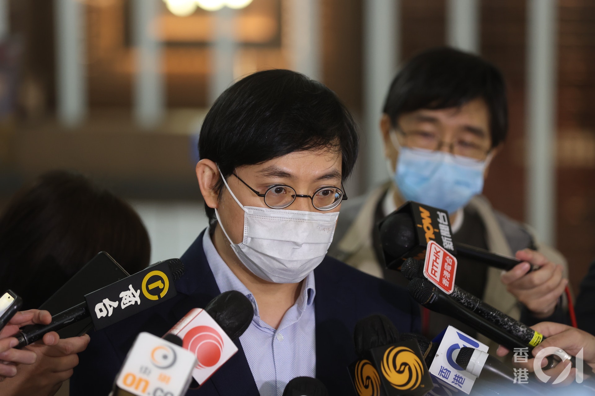袁國勇及衞生防護中心人員到望月樓視察。(鄭子峰攝) 袁國勇及衞生防護中心人員到望月樓視察。(鄭子峰攝)