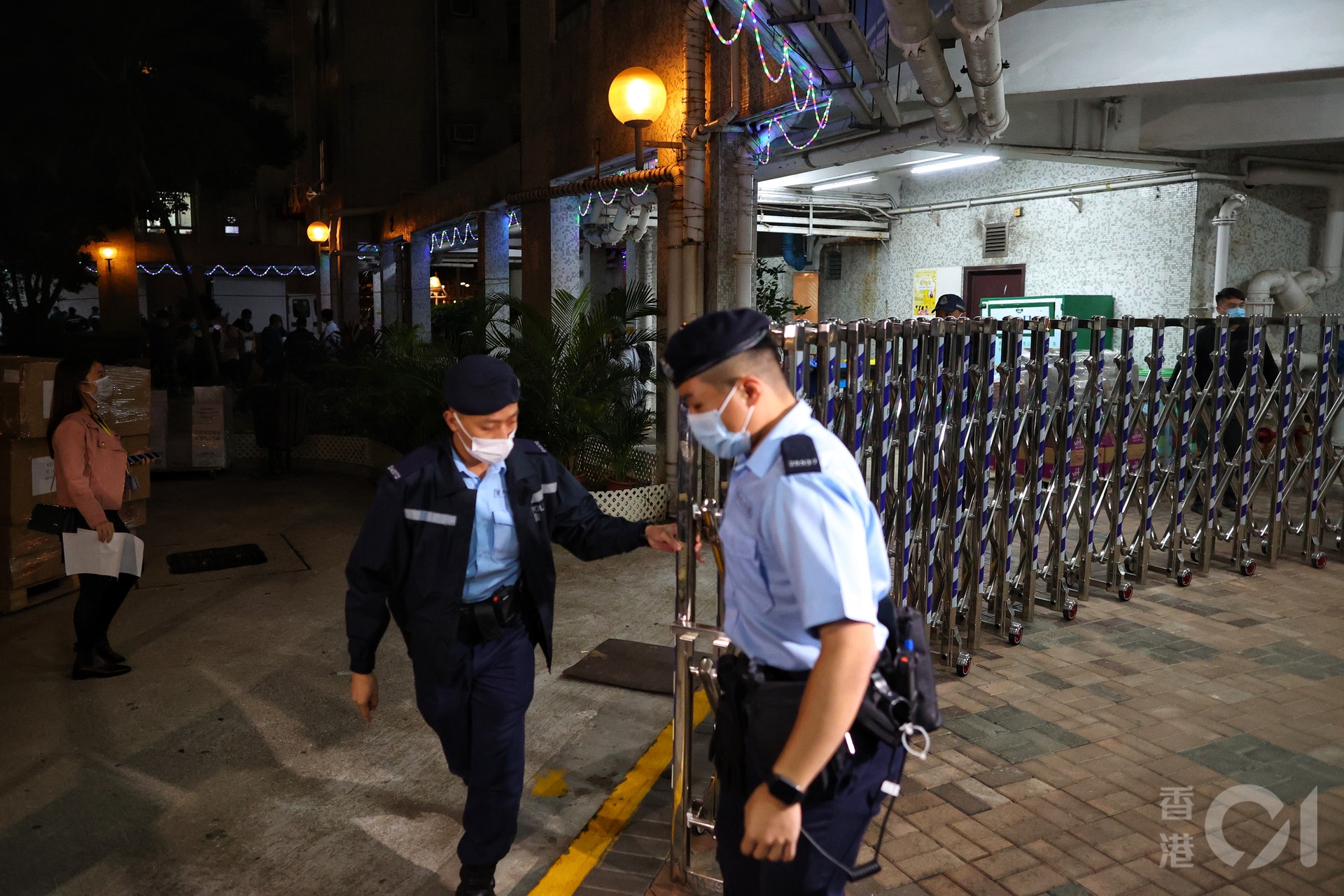 居於屯門翠寧花園2座的42歲男測量師在1月4日初步確診,大廈封區檢測。(羅君豪攝) 居於屯門翠寧花園2座的42歲男測量師在1月4日初步確診,大廈封區檢測。(羅君豪攝)
