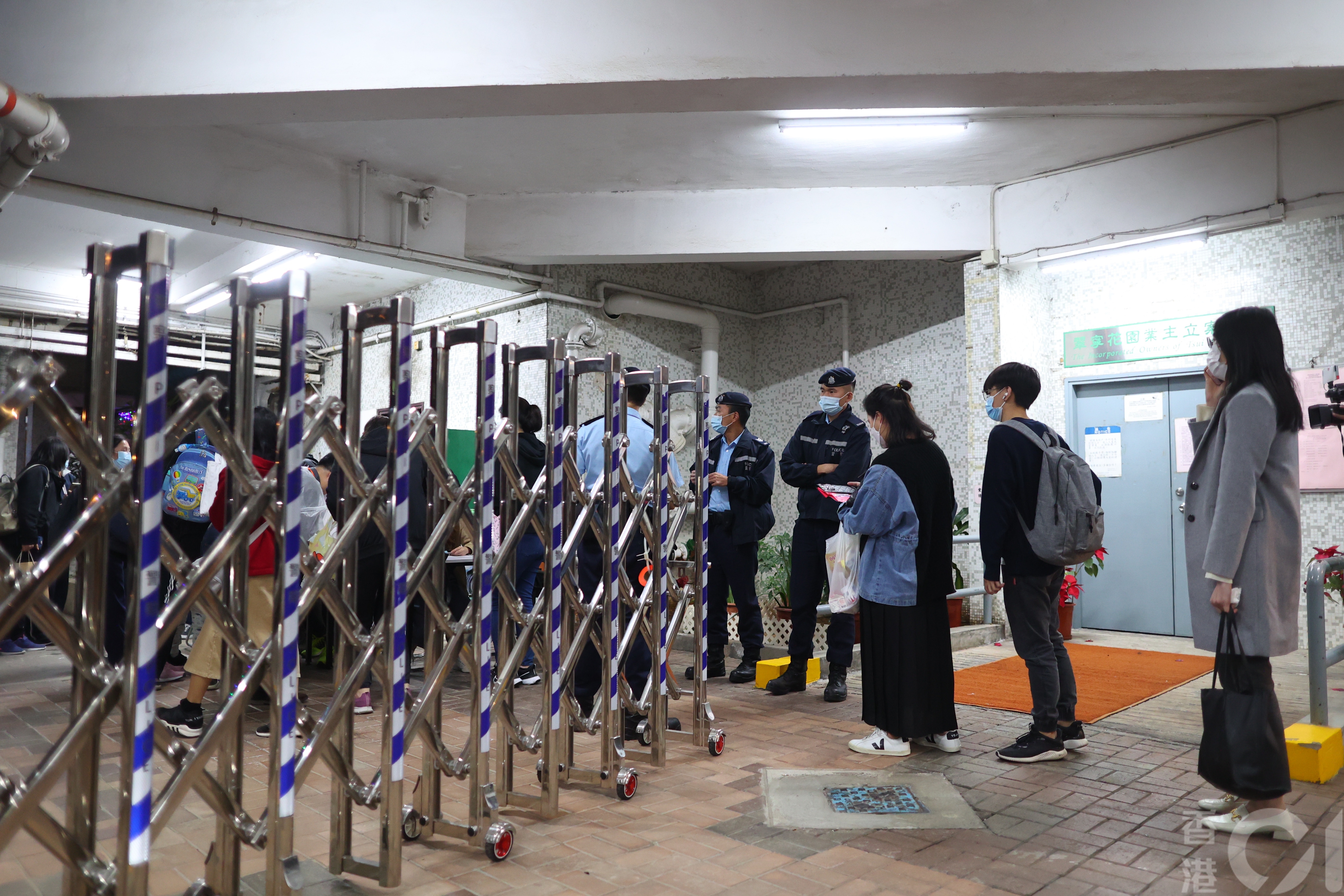 居於屯門翠寧花園2座的42歲男測量師在1月4日初步確診，大廈封區檢測。（羅君豪攝)