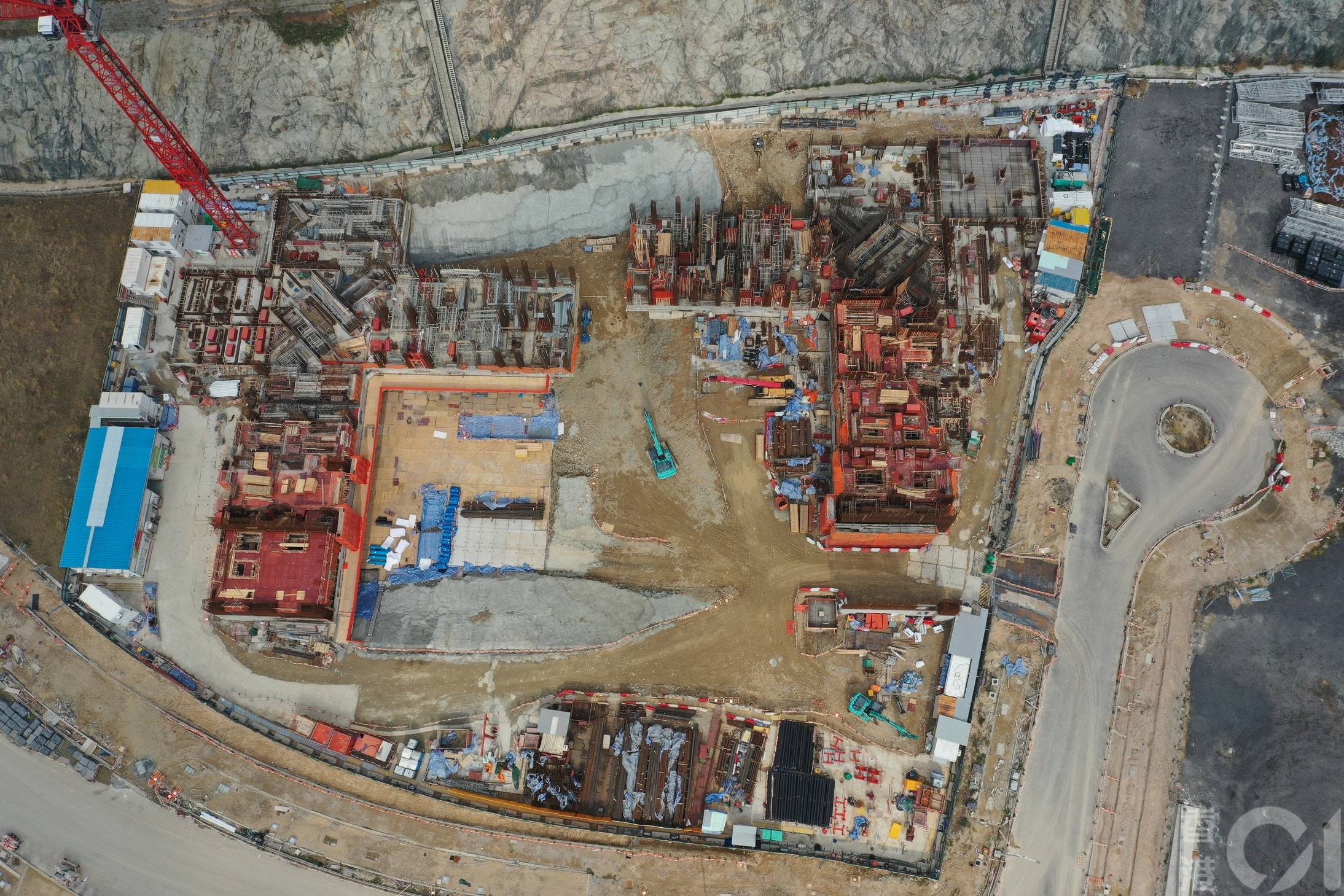 安秀苑位於安達臣道新發展區，前身為石礦場用地，地盤正在興建兩座34層高的住宅大廈樓。（周智堅攝）