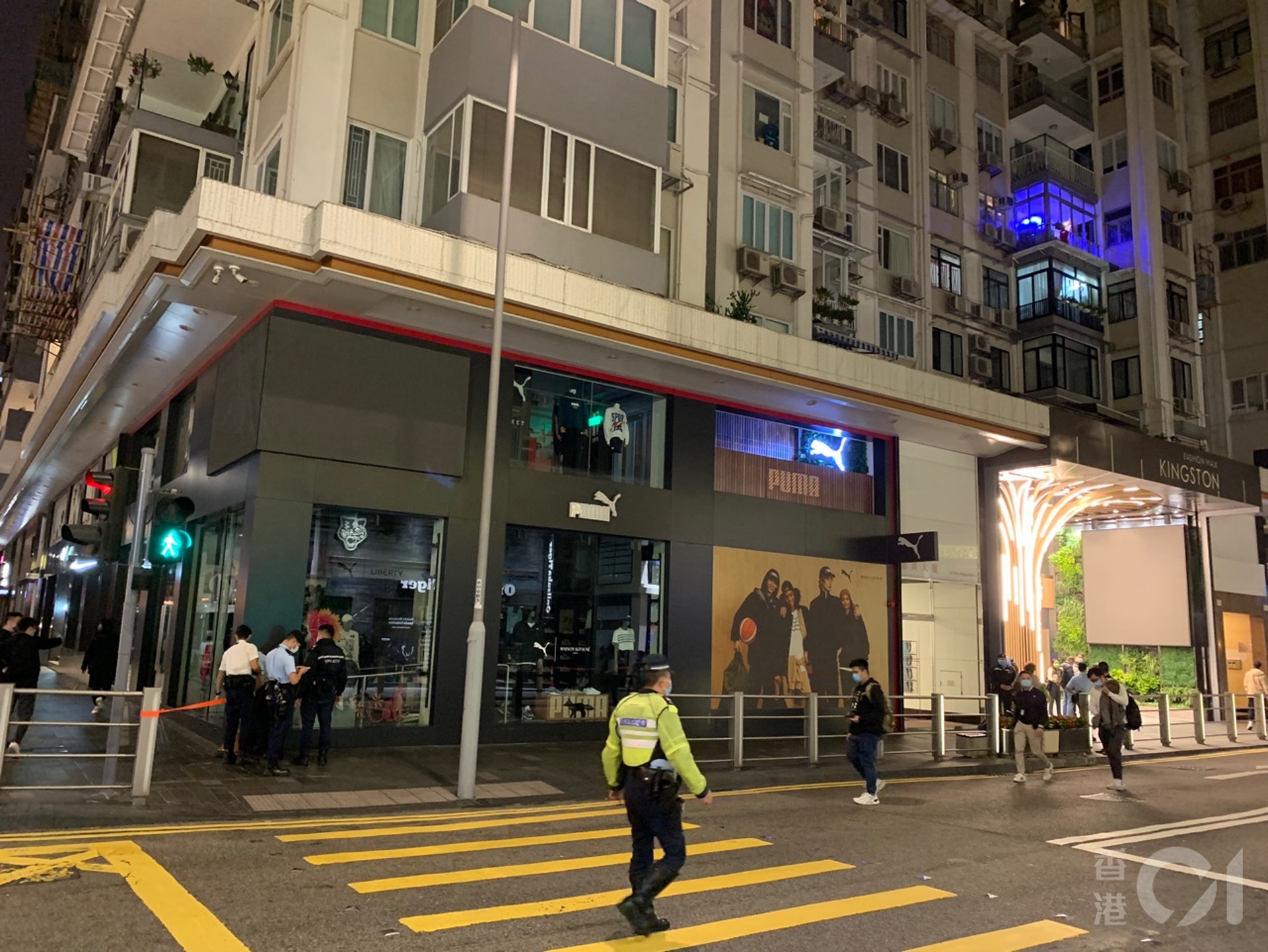 銅鑼灣京士頓街11號東寧大廈於1月4日晚上11時5分起,列作指明「受限區域」,封區檢測。(梁煥敏攝) 銅鑼灣京士頓街11號東寧大廈於1月4日晚上11時5分起,列作指明「受限區域」,封區檢測。(梁煥敏攝)