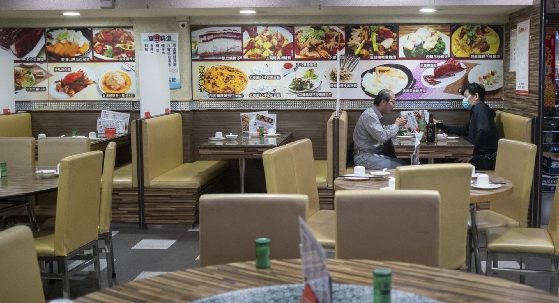 林鄭宣佈,食肆自周五晚上6時後禁堂食。(資料圖片) 林鄭宣佈,食肆自周五晚上6時後禁堂食。(資料圖片)