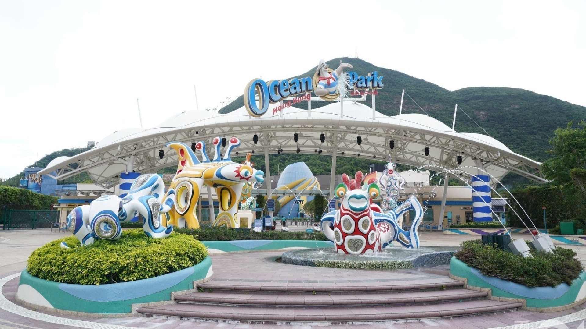 政府1月5日再收緊防疫措施,4大主題公園包括迪士尼樂園、海洋公園、海洋公園水上樂園、中環AIA嘉年華全部皆宣布要關閉至1月20日。(羅君豪攝) 政府1月5日再收緊防疫措施,4大主題公園包括迪士尼樂園、海洋公園、海洋公園水上樂園、中環AIA嘉年華全部皆宣布要關閉至1月20日。(羅君豪攝)