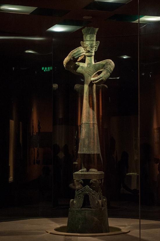 三星堆｜神秘國寶「青銅大立人」手持何物？ 一眾專家上央視激辯