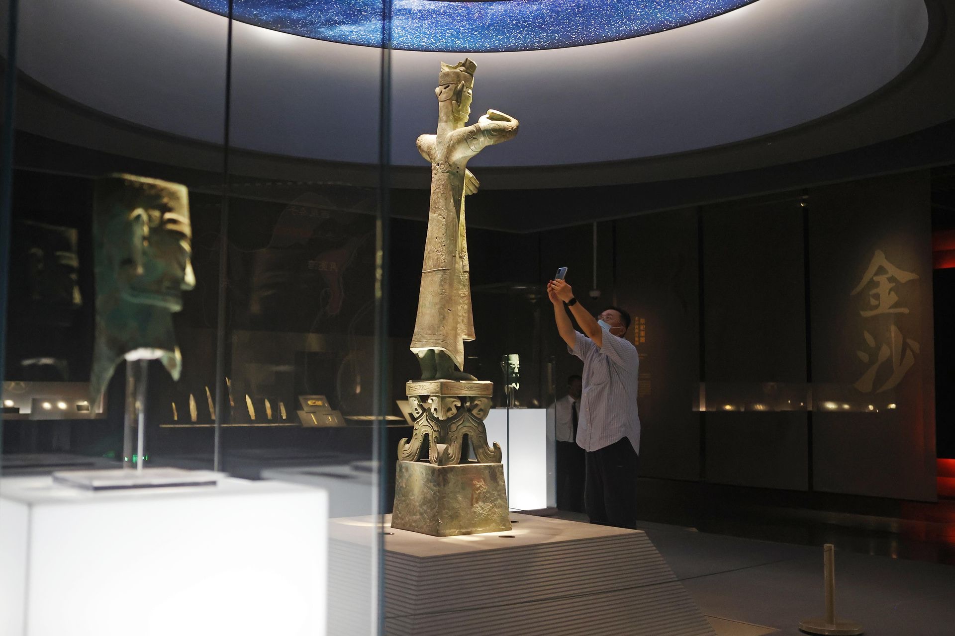 三星堆｜神秘國寶「青銅大立人」手持何物？ 一眾專家上央視激辯