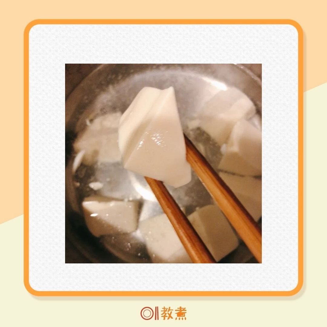 日本网友传授「家传豆腐切法」（01制图/Twitter@mamonakumamannu）