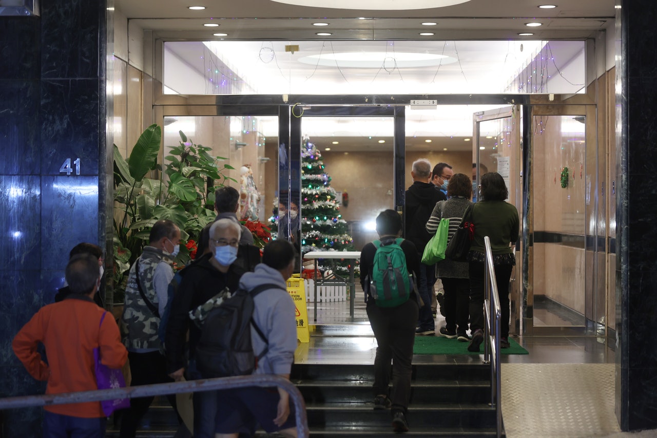 「維園跳舞群組」再多一名初步確診者,當局在1月5日晚對患者的天后翠巒閣封區檢測。(鄭子峰攝) 「維園跳舞群組」再多一名初步確診者,當局在1月5日晚對患者的天后翠巒閣封區檢測。(鄭子峰攝)