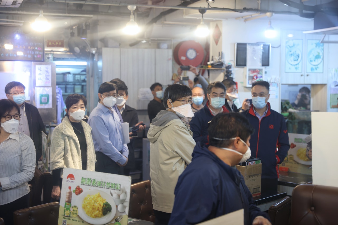 確診屯門測量師(#12767),與確診國泰空姐母親(#12754),曾於12月31日早上同身處天后陸田園餐廳。衞生防護中心傳染病處主任張竹君及政府專家顧問袁國勇到場視察。(鄭子峰攝) 確診屯門測量師(#12767),與確診國泰空姐母親(#12754),曾於12月31日早上同身處天后陸田園餐廳。衞生防護中心傳染病處主任張竹君及政府專家顧問袁國勇到場視察。(鄭子峰攝)