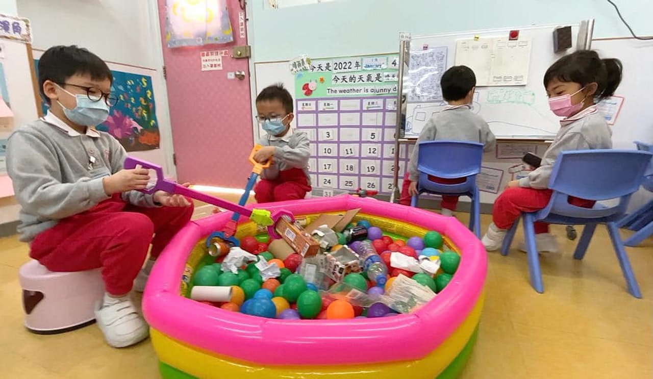 教育局局長楊潤雄探訪香港西區婦女福利會鴨脷洲邨幼稚園。(楊潤雄FB圖片) 教育局局長楊潤雄探訪香港西區婦女福利會鴨脷洲邨幼稚園。(楊潤雄FB圖片)