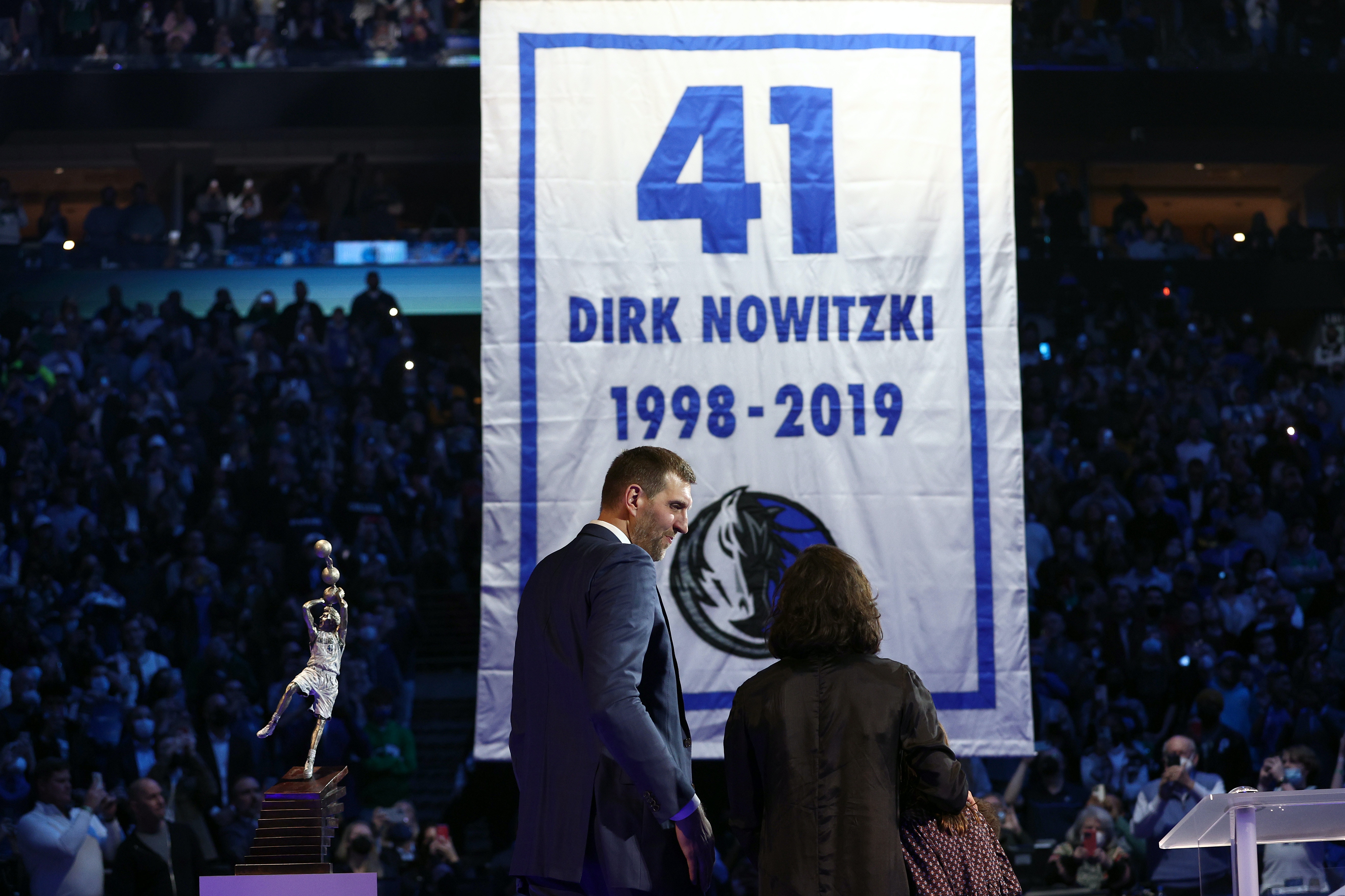 一代獨行俠標記奴域斯基（Dirk Nowitzki）的41號球衣今日賽後退役。（Getty Images）