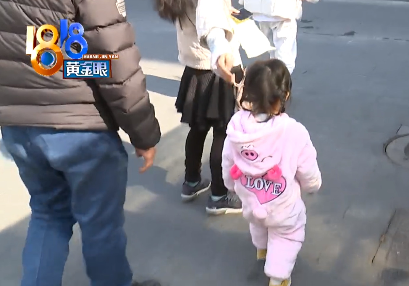 內地有家長早前就帶2歲女兒到私人親子泳館上課，期間女兒突然「拉肚子」，導致整個泳池的池水也被污染。（微博影片截圖）