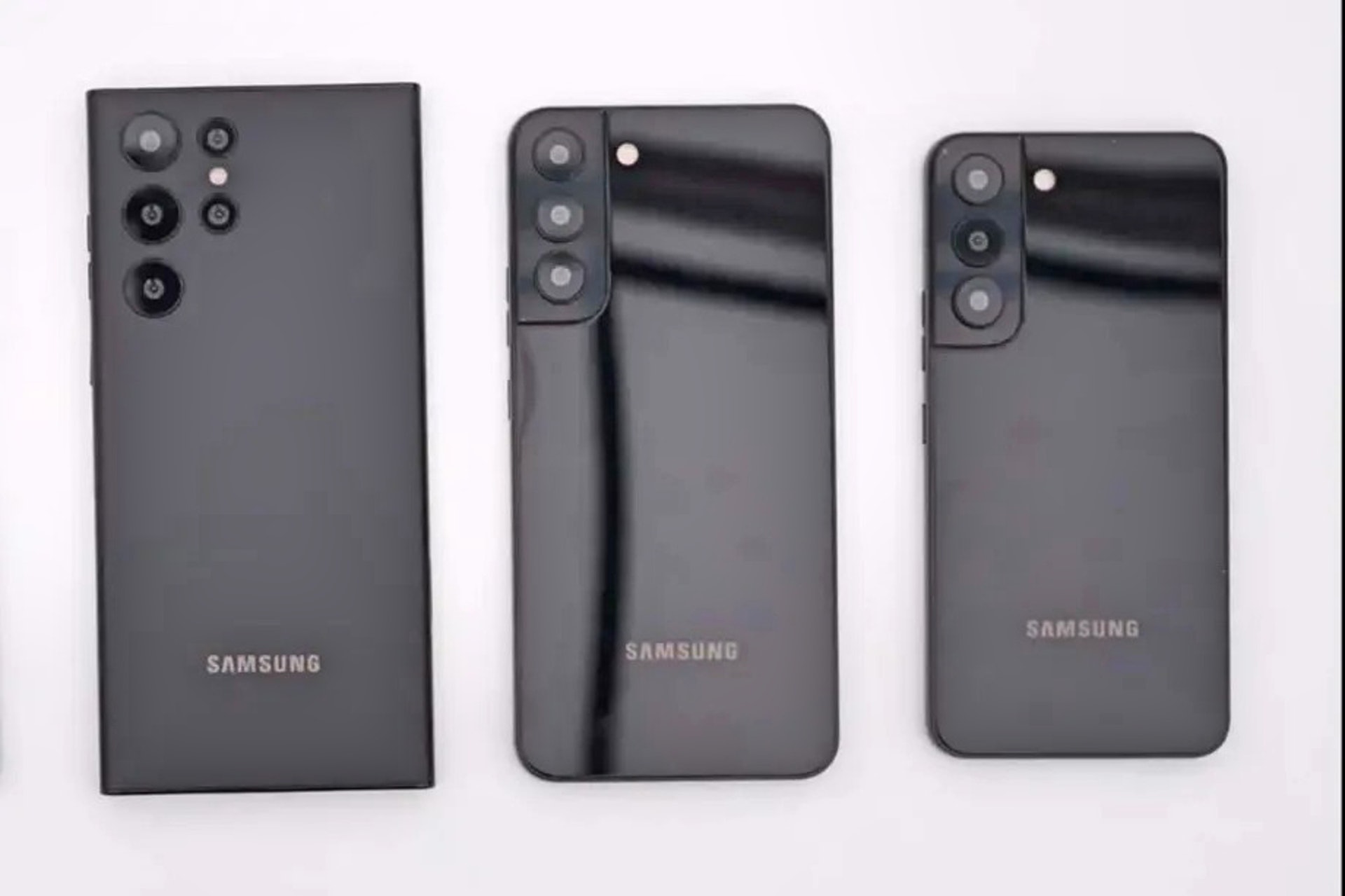 近日YouTuber Unbox Therapy分享了一段視頻,透露了即將推出的Samsung Galaxy S22。(youtube@Unbox Therapy)