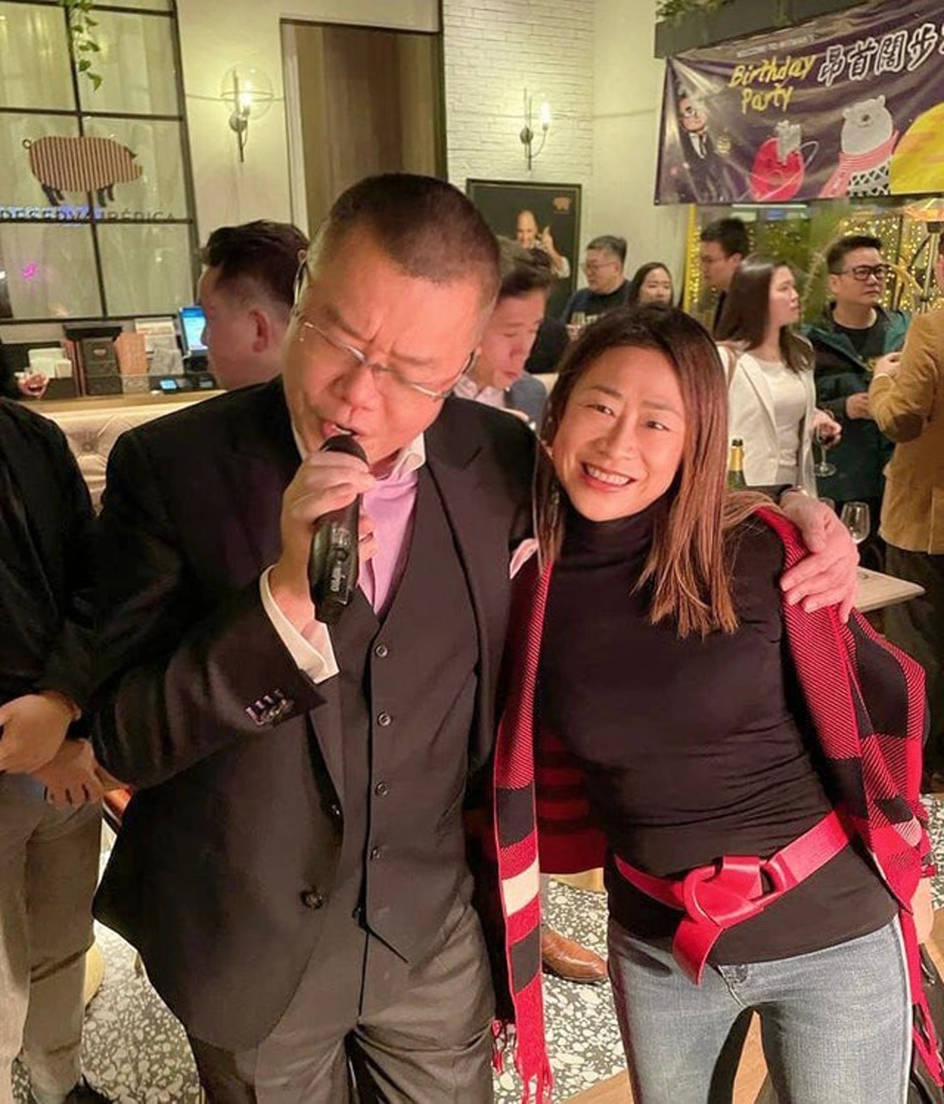 港區人大代表、前海管理局香港事務聯絡官洪為民(左)舉辦逾百人生日派對,引起關注。(網上圖片) 港區人大代表、前海管理局香港事務聯絡官洪為民(左)舉辦逾百人生日派對,引起關注。(網上圖片)