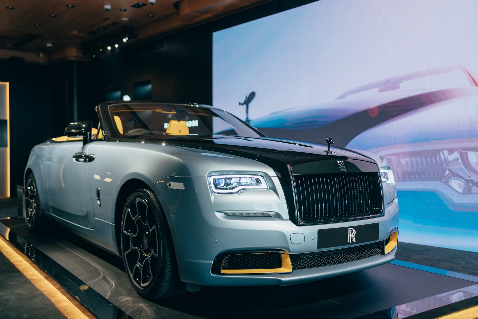 加入了雙色外漆塗裝是BB訂製系列其中一項特色,以Black Diamond Metallic配搭新色Bonneville Blue產生了對比強烈的視覺效果,Bonneville Blue更會在陽光映照下由淺藍漸變成銀色。(圖片來源:Rolls-Royce) 加入了雙色外漆塗裝是BB訂製系列其中一項特色,以Black Diamond Metallic配搭新色Bonneville Blue產生了對比強烈的視覺效果,Bonneville Blue更會在陽光映照下由淺藍漸變成銀色。(圖片來源:Rolls-Royce)