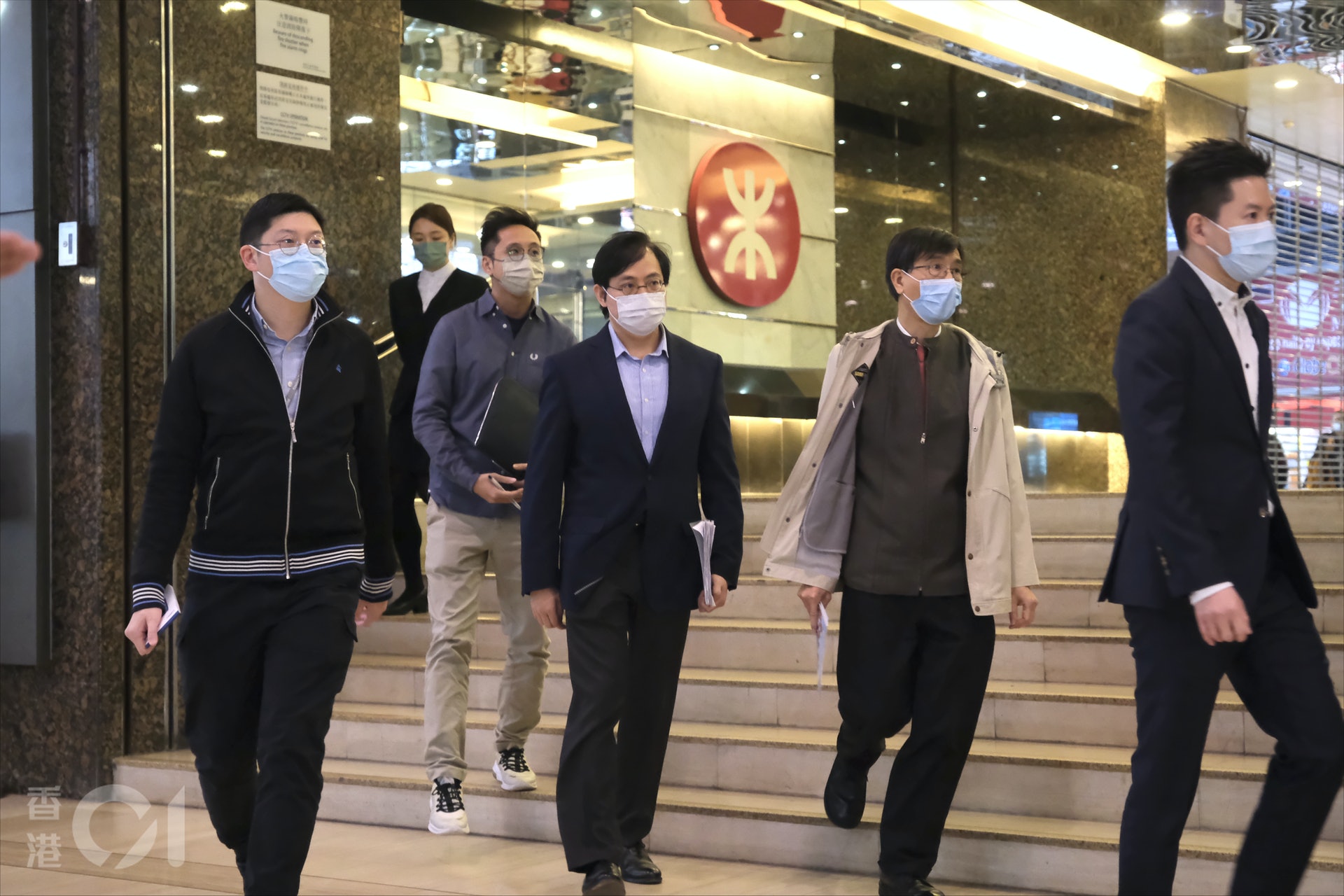 袁國勇聯同衞生防護中心到朱偉星位於中環的診所調查。(歐嘉樂攝) 袁國勇聯同衞生防護中心到朱偉星位於中環的診所調查。(歐嘉樂攝)