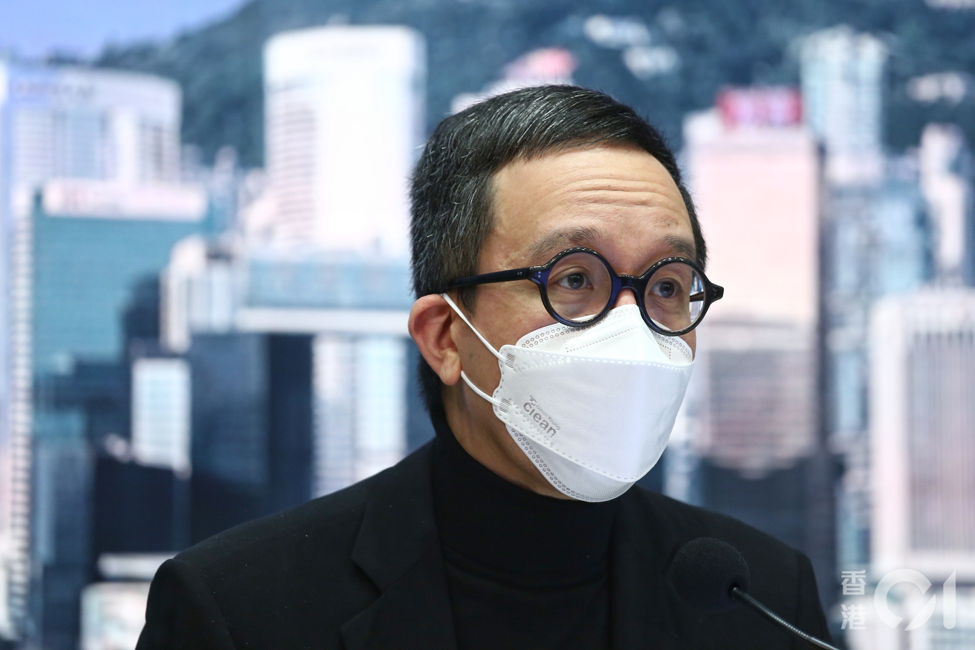 政府專家顧問、港大醫學院院長梁卓偉指,餐廳隔板「心理作用大於一切」,更會影響通風。(資料圖片) 政府專家顧問、港大醫學院院長梁卓偉指,餐廳隔板「心理作用大於一切」,更會影響通風。(資料圖片)