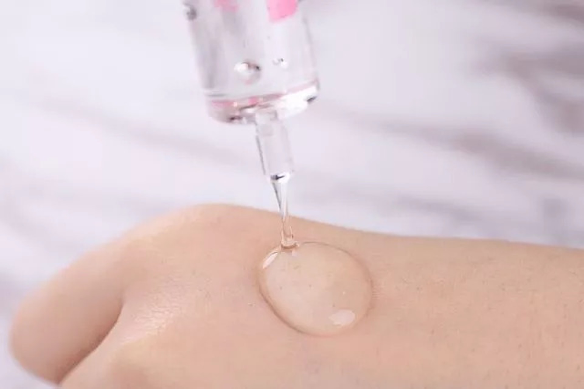 透明質酸具有極高的吸水和保濕能力，注射在皮下更可以直接增加皮膚的水份、光澤和彈性，並且減少皺紋。（圖片：zhihu）