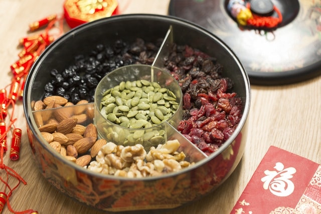 Annie建議的健康全盒包括有杏仁（左）、藍莓乾（左上）、南瓜子（中）、合桃（下）及紅莓乾（右）。