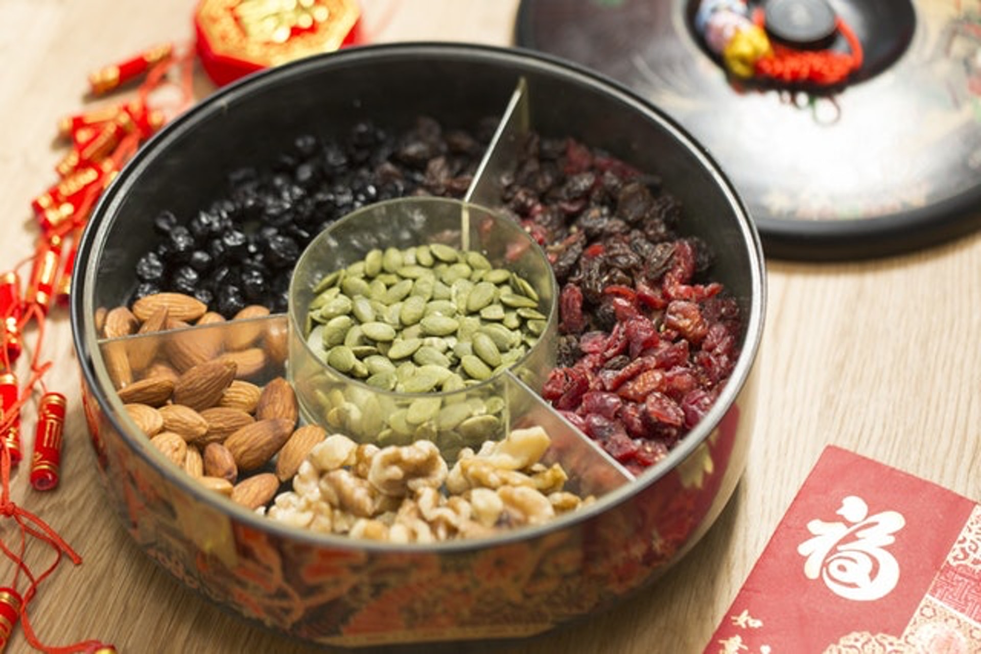 Annie建議的健康全盒包括有杏仁(左)、藍莓乾(左上)、南瓜子(中)、合桃(下)及紅莓乾(右)。