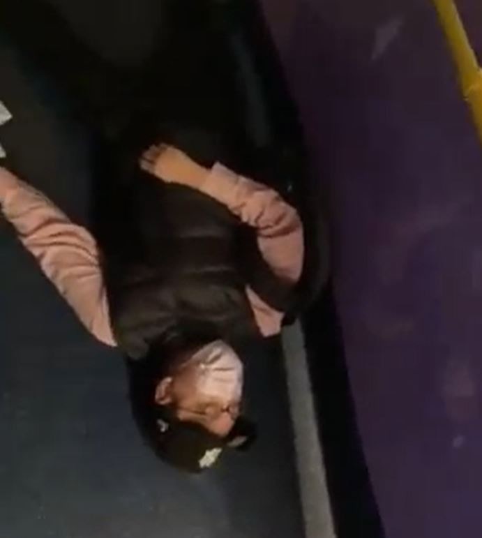 戴帽男報稱被巴士弄跌，傷及臀部。（網上截圖）