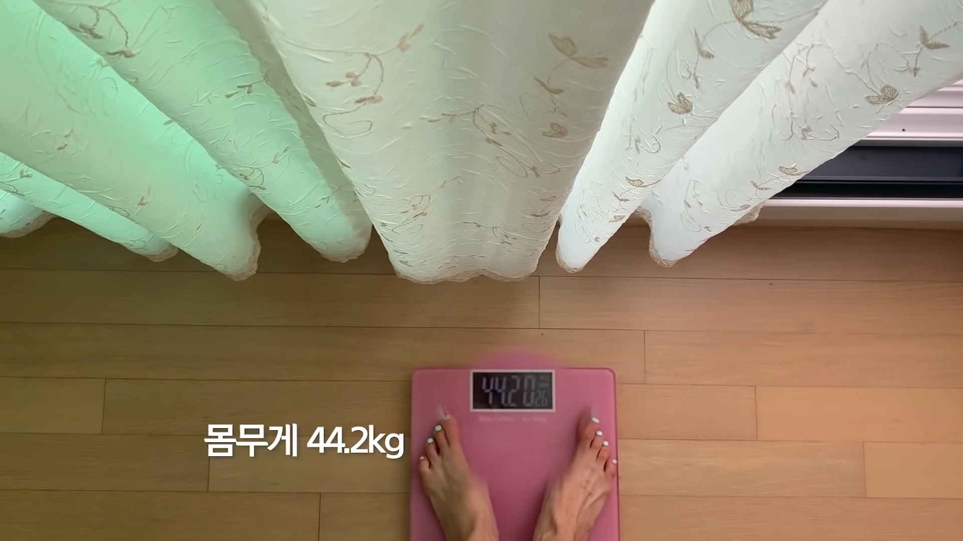 身高163厘米的宋智雅曾在YouTube提及自己長年維持於42公斤，而這次她磅重時就是44.2公斤，即大約97磅。（YouTube/@free지아）