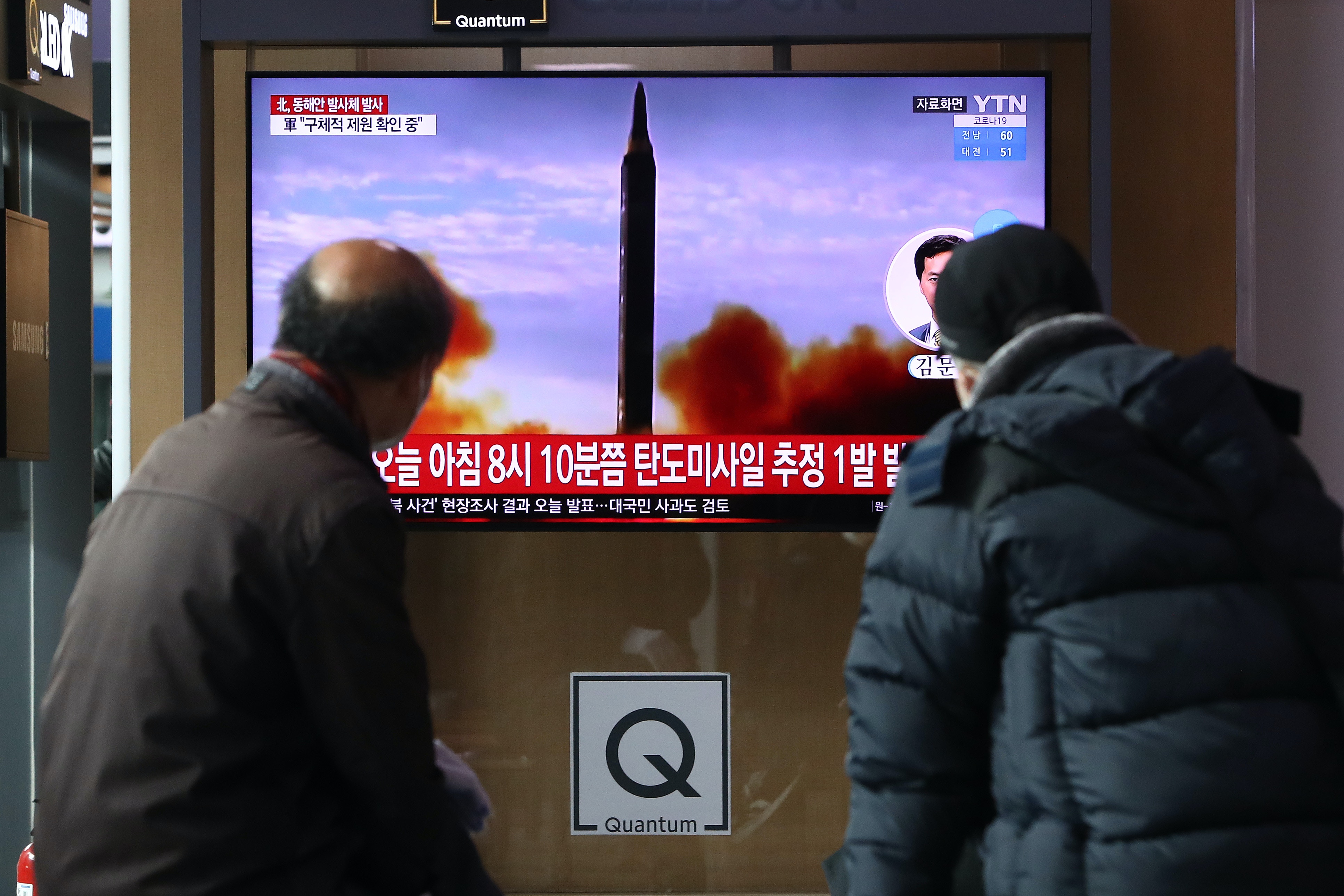 圖為1月5日，韓國首爾一個車站，新聞正播放朝鮮試射導彈的報道。（Getty）