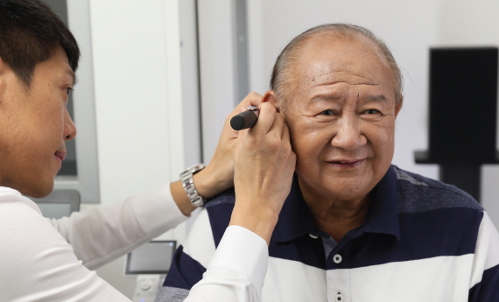 在聽覺護理中心，聽覺專業人員會先查詢病歷，了解客人的聽力程度、生活模式及溝通需要，然後會進行聽覺檢查和測試，包括耳窺鏡檢查、中耳鼓室圖測試、純音聽力測試等。（圖片：OPTICAL 88）