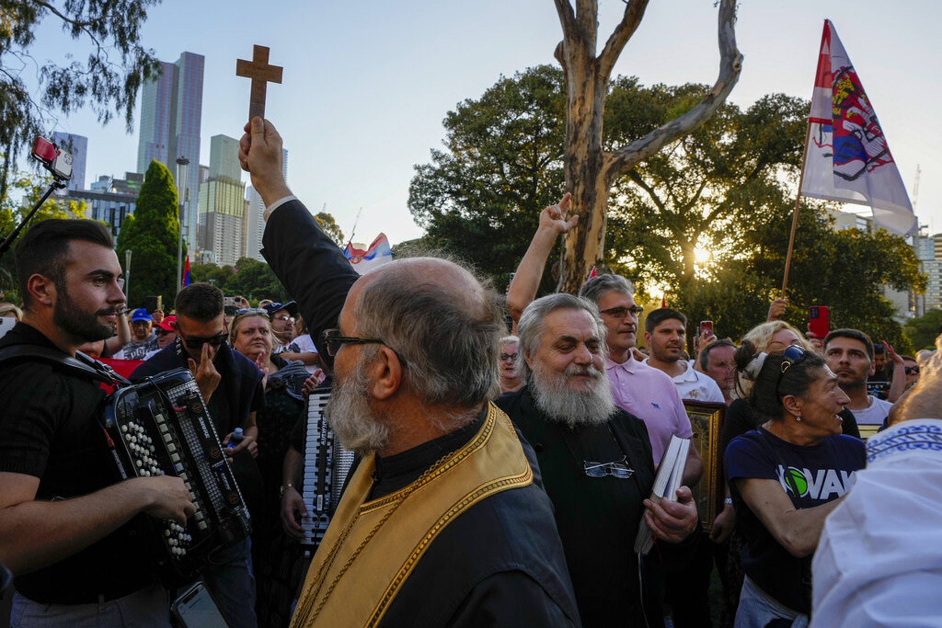1月9日，在塞爾維亞，有東正教神父出席聲援祖高域的示威，呼籲為這位民族之子祈禱。（AP）