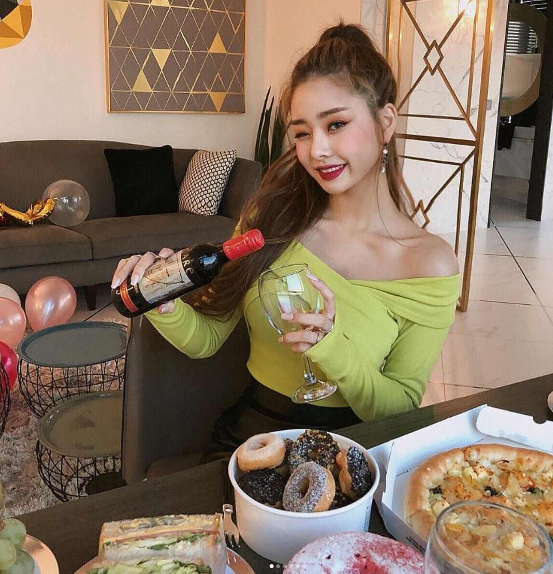 宋智雅想吃甚麼就吃甚麼,炸雞、披薩等等都會進食。(IG/@dear.zia) 宋智雅想吃甚麼就吃甚麼,炸雞、披薩等等都會進食。(IG/@dear.zia)