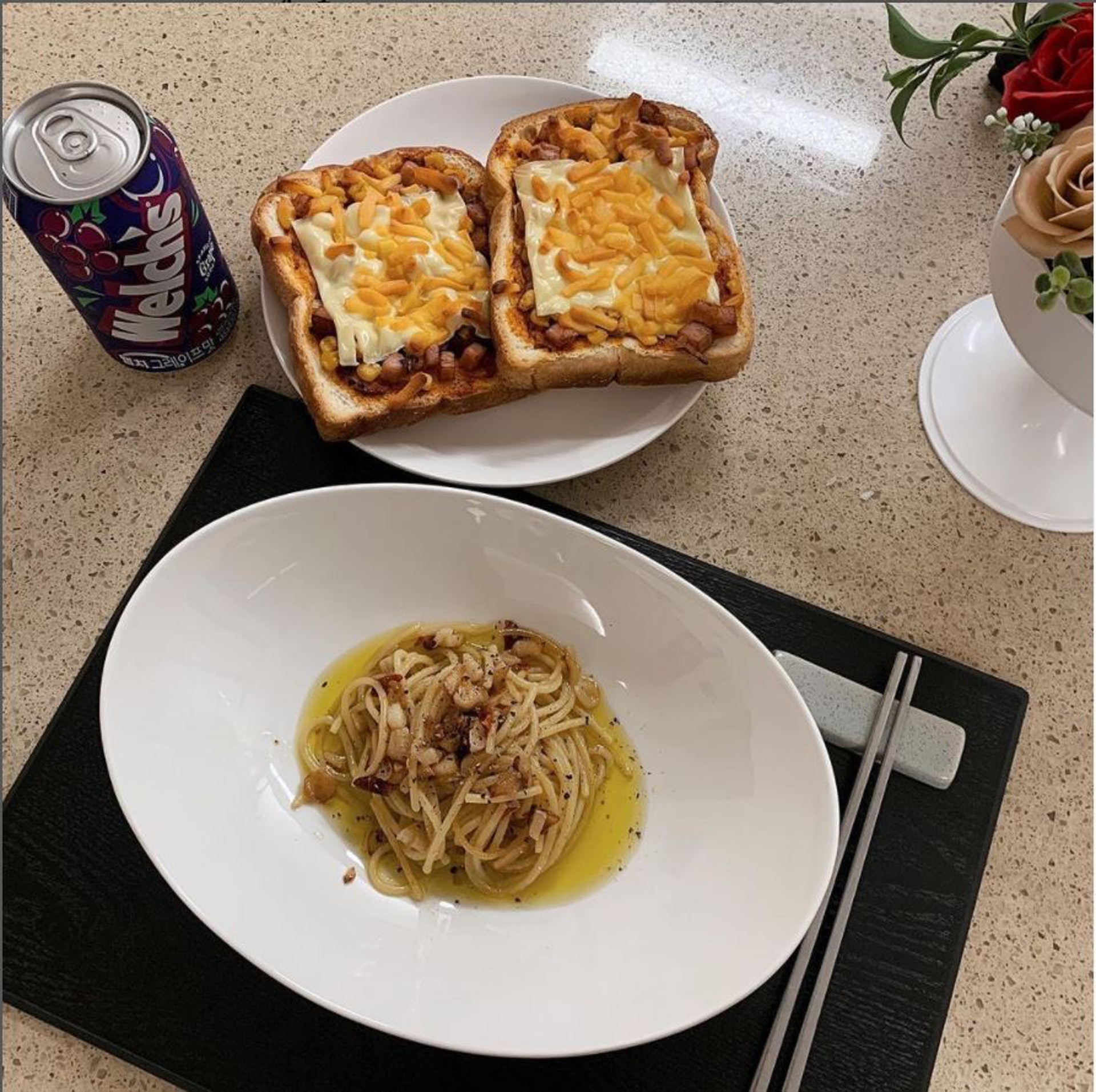 宋智雅想吃甚麼就吃甚麼,炸雞、披薩等等都會進食。(IG/@dear.zia) 宋智雅想吃甚麼就吃甚麼,炸雞、披薩等等都會進食。(IG/@dear.zia)