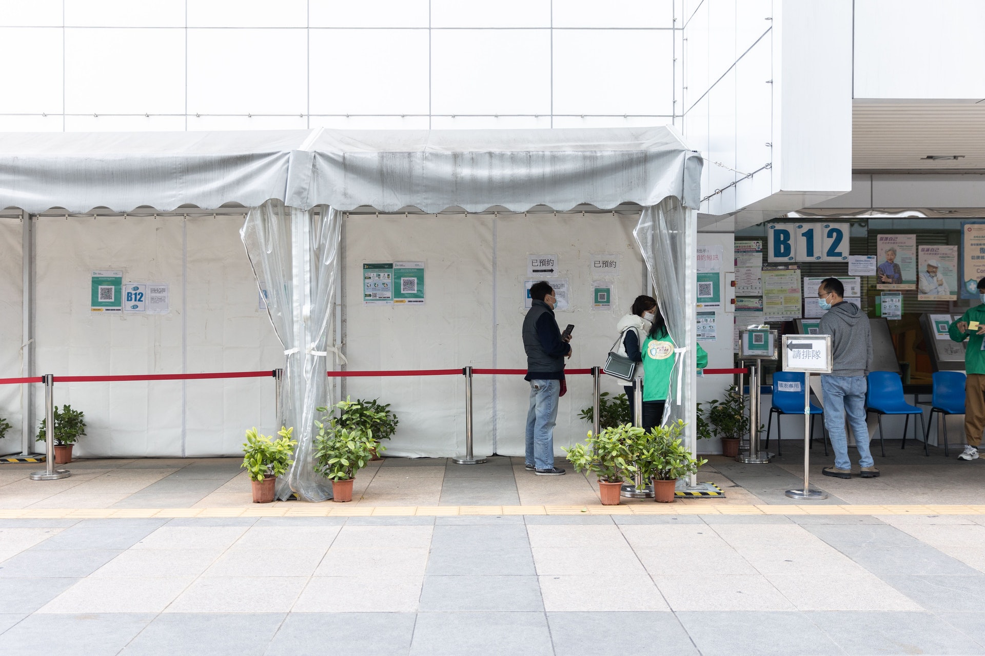 今日(15日)在荔枝角公園體育館疫苗接種中心,未見因應昨日措施而出現排隊人龍,人流亦較稀少。(梁鵬威攝) 今日(15日)在荔枝角公園體育館疫苗接種中心,未見因應昨日措施而出現排隊人龍,人流亦較稀少。(梁鵬威攝)
