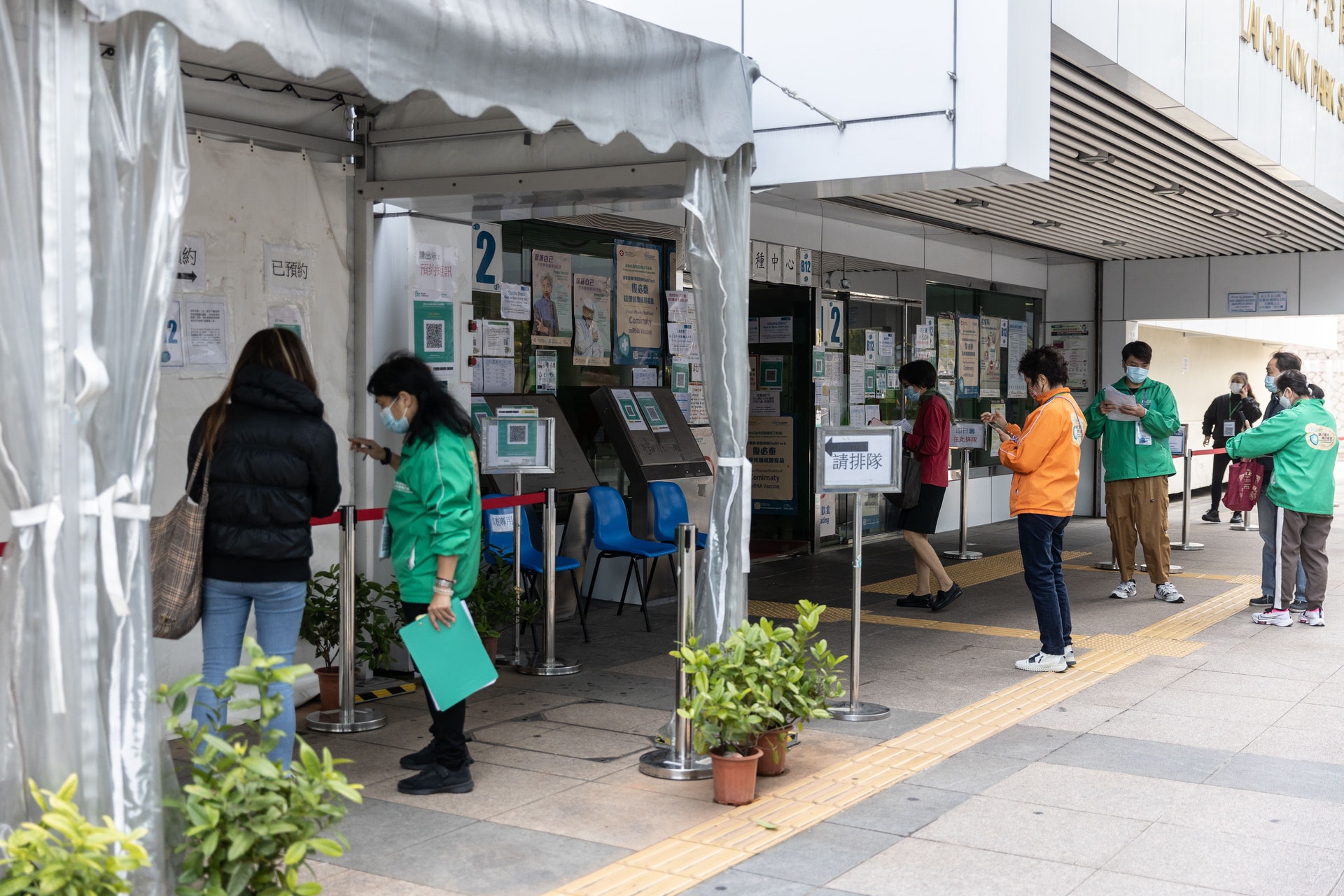 今日(15日)在荔枝角公園體育館疫苗接種中心,未見因應昨日措施而出現排隊人龍,人流亦較稀少。(梁鵬威攝) 今日(15日)在荔枝角公園體育館疫苗接種中心,未見因應昨日措施而出現排隊人龍,人流亦較稀少。(梁鵬威攝)