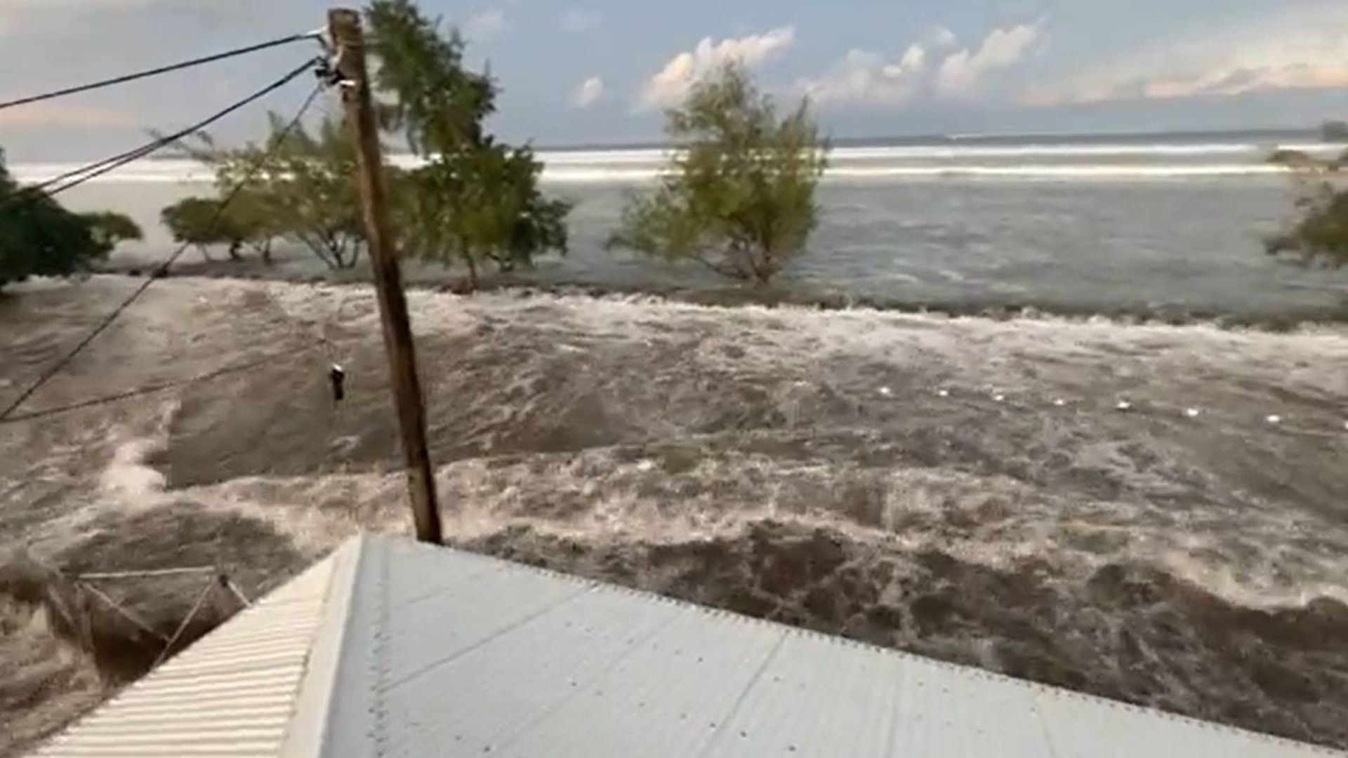 南太平洋島國湯加的洪阿哈阿帕伊島的洪阿湯加—洪阿哈阿帕伊1月14日再噴發並引發海嘯,有人上載現場影片,可巨浪直撲上岸,一下子將附近建築物淹浸。(Twitter影片截圖) 南太平洋島國湯加的洪阿哈阿帕伊島的洪阿湯加—洪阿哈阿帕伊1月14日再噴發並引發海嘯,有人上載現場影片,可巨浪直撲上岸,一下子將附近建築物淹浸。(Twitter影片截圖)
