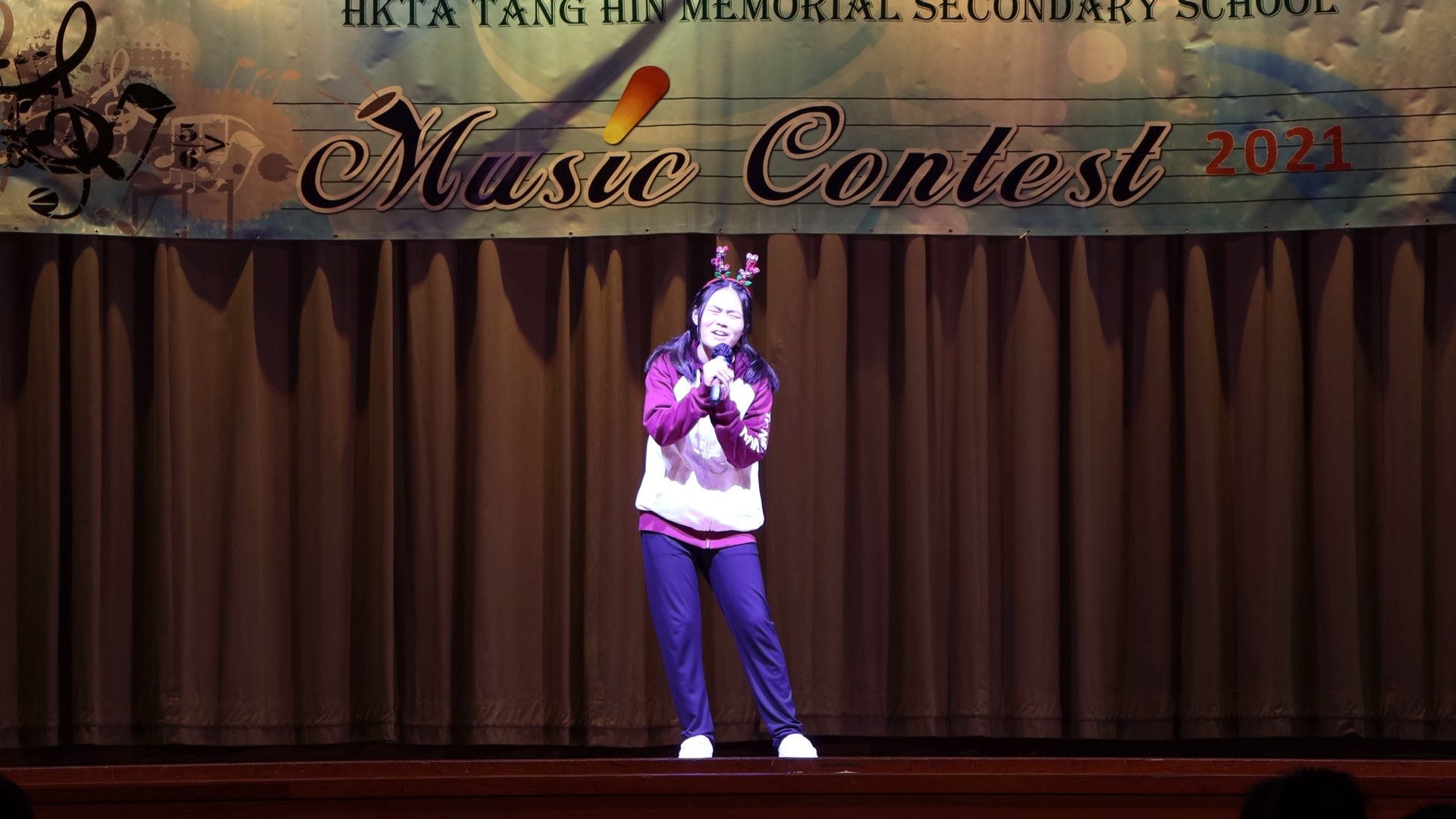 中四女學生在比賽中演唱MC張天賦的《記憶棉》,無論是唱功又或是感情處理都獲得一致好評。(影片截圖) 中四女學生在比賽中演唱MC張天賦的《記憶棉》,無論是唱功又或是感情處理都獲得一致好評。(影片截圖)