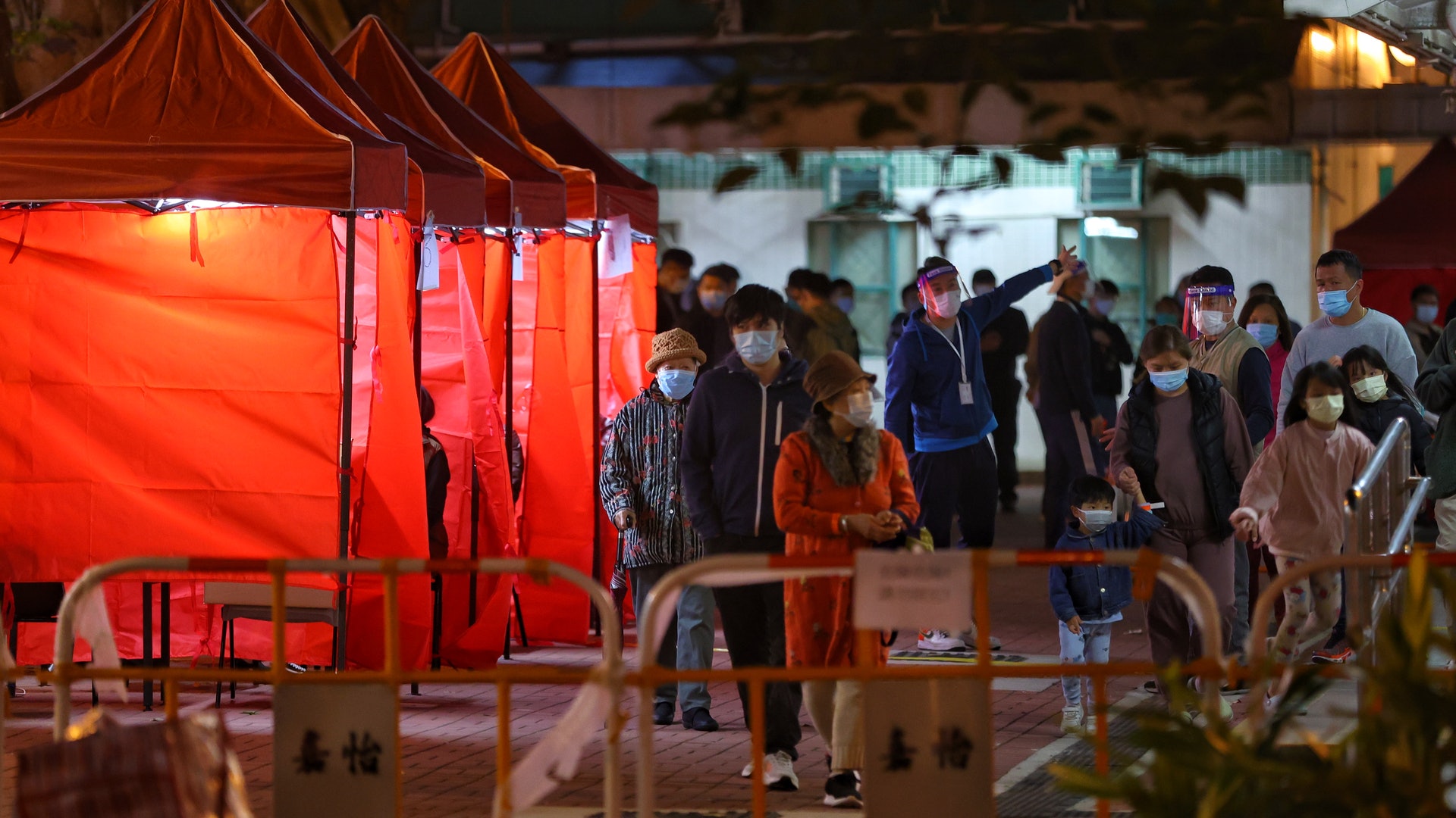 封區檢測│大坑東邨東滿樓疑有居民染變種病毒 晚上8時起圍封 封區檢測│大坑東邨東滿樓疑有居民染變種病毒 晚上8時起圍封