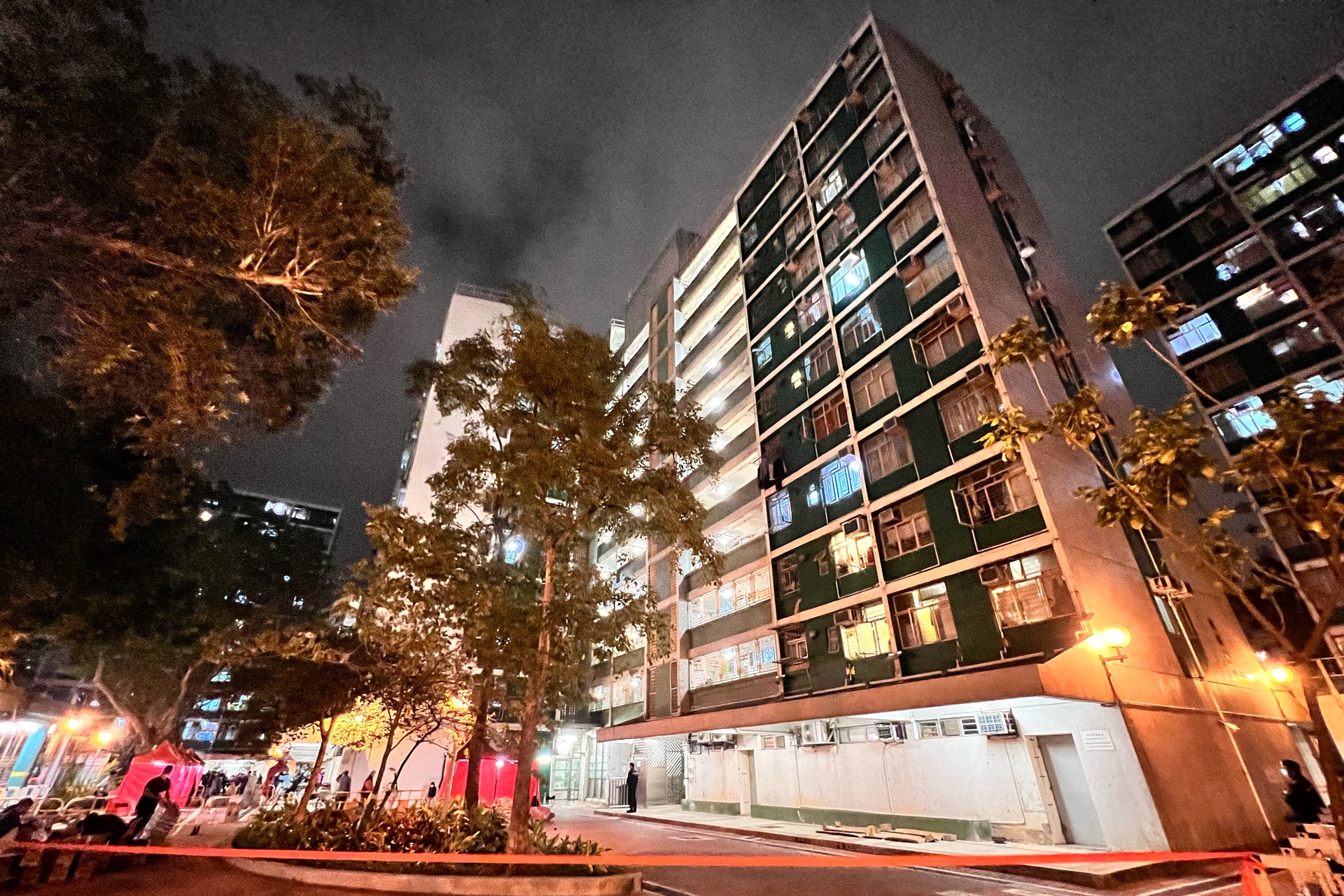 一名43歲婦人返港後在完成酒店回社區後,在1月15日檢測初步陽性,政府晚上對其家居大坑東邨東滿樓圍封檢測。(羅君豪攝) 一名43歲婦人返港後在完成酒店回社區後,在1月15日檢測初步陽性,政府晚上對其家居大坑東邨東滿樓圍封檢測。(羅君豪攝)