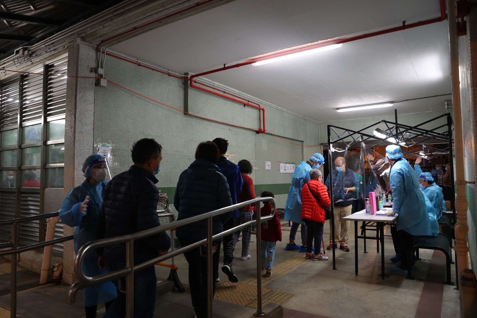 一名43歲婦人返港後在完成酒店回社區後,在1月15日檢測初步陽性,政府晚上對其家居大坑東邨東滿樓圍封檢測。(羅君豪攝) 一名43歲婦人返港後在完成酒店回社區後,在1月15日檢測初步陽性,政府晚上對其家居大坑東邨東滿樓圍封檢測。(羅君豪攝)