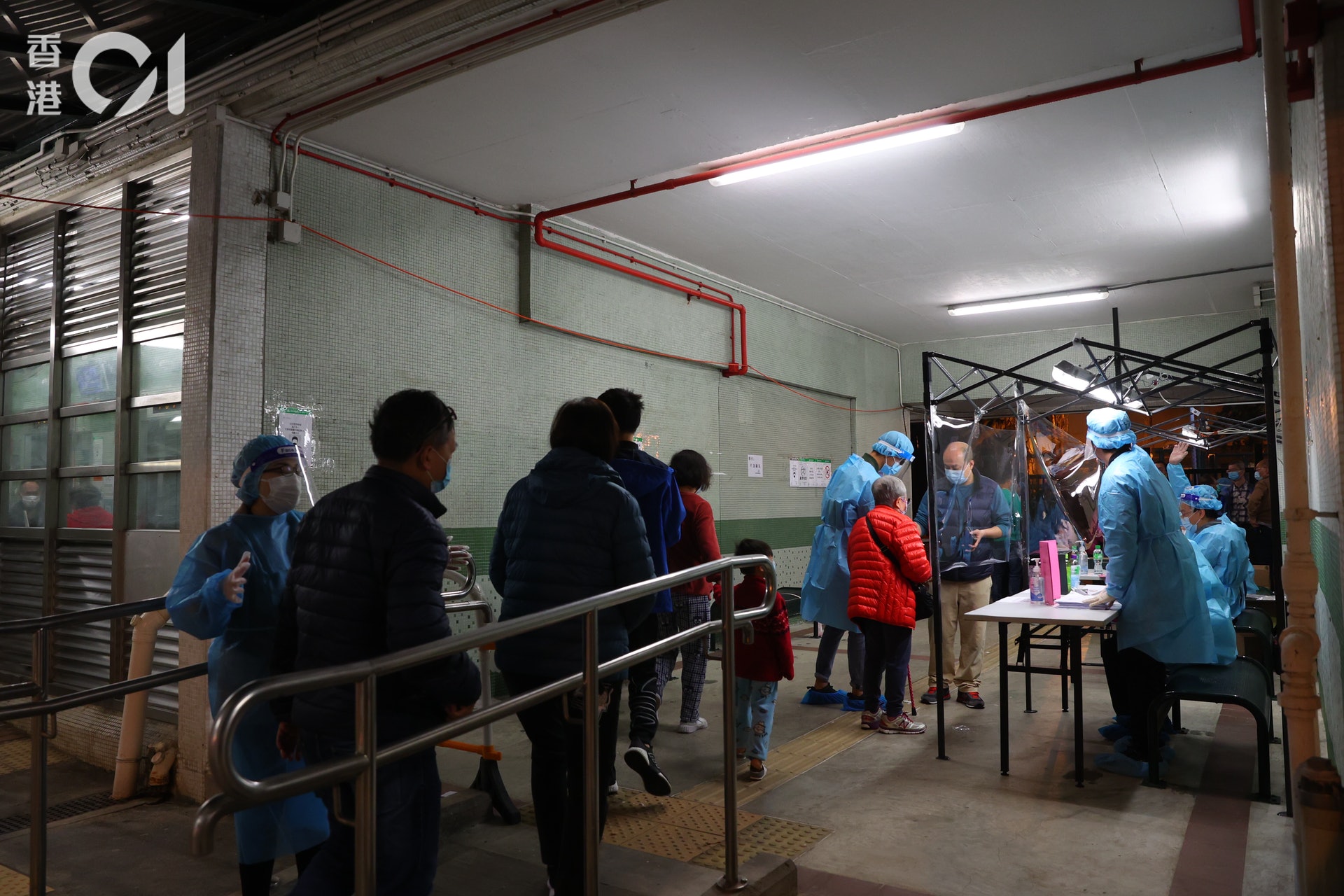 深水埗大坑東道83號大坑東邨東滿樓內疑有居民感染新冠肺炎變種病毒,政府今日(15日)引用《預防及控制疾病(對若干人士強制檢測)規例》(第599J章),作出限制與檢測宣告,自晚上8時起限制在的人士(下稱受檢人士)須留在其處所並接受強制檢測。(羅君豪攝) 深水埗大坑東道83號大坑東邨東滿樓內疑有居民感染新冠肺炎變種病毒,政府今日(15日)引用《預防及控制疾病(對若干人士強制檢測)規例》(第599J章),作出限制與檢測宣告,自晚上8時起限制在的人士(下稱受檢人士)須留在其處所並接受強制檢測。(羅君豪攝)