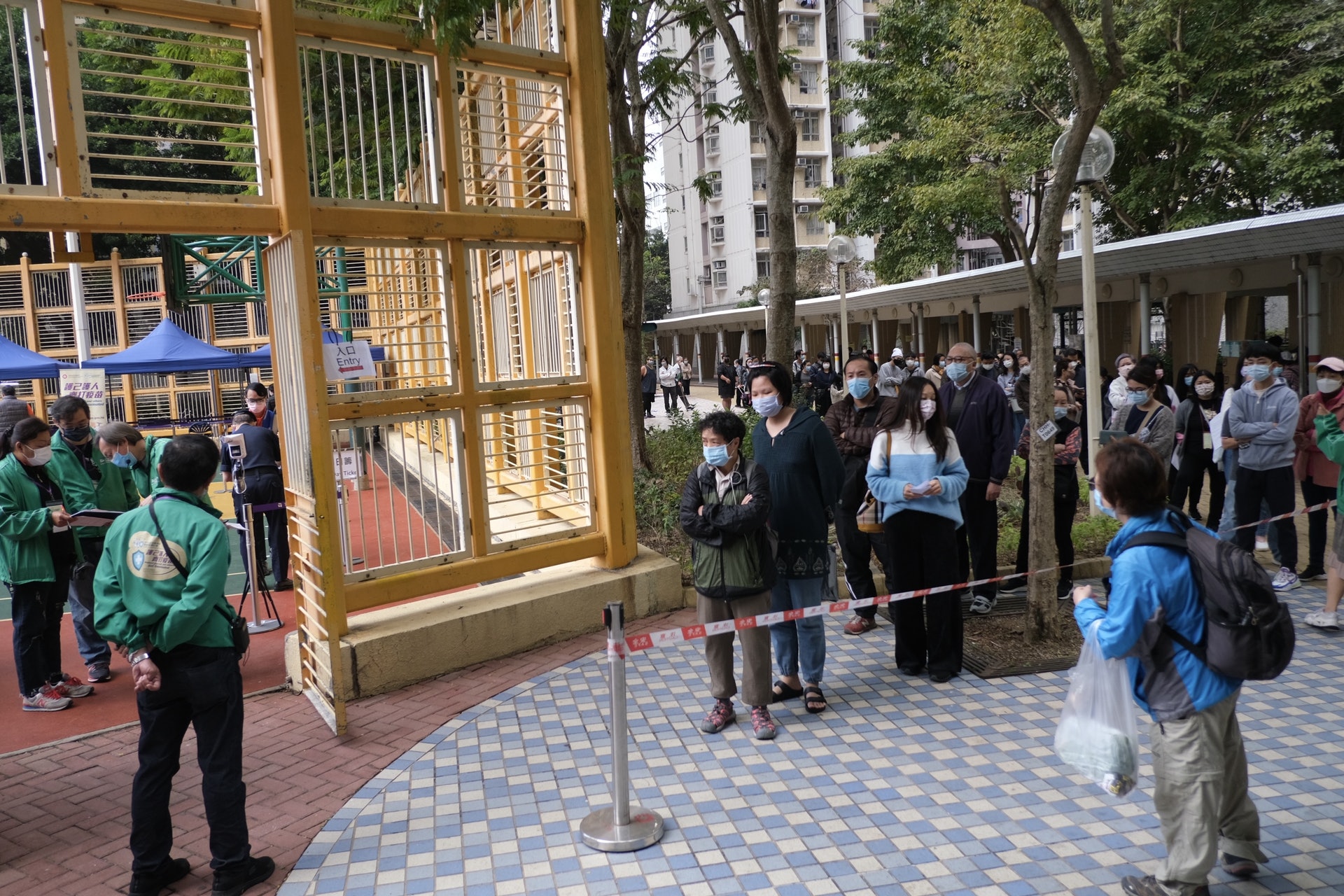 早上10時左右已有不少長者在貨櫃箱外排隊等待打針。(盧翊銘攝) 早上10時左右已有不少長者在貨櫃箱外排隊等待打針。(盧翊銘攝)