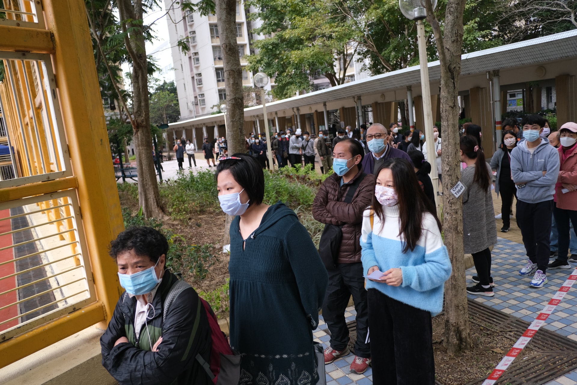 早上10時左右已有不少長者在貨櫃箱外排隊等待打針。(盧翊銘攝) 早上10時左右已有不少長者在貨櫃箱外排隊等待打針。(盧翊銘攝)