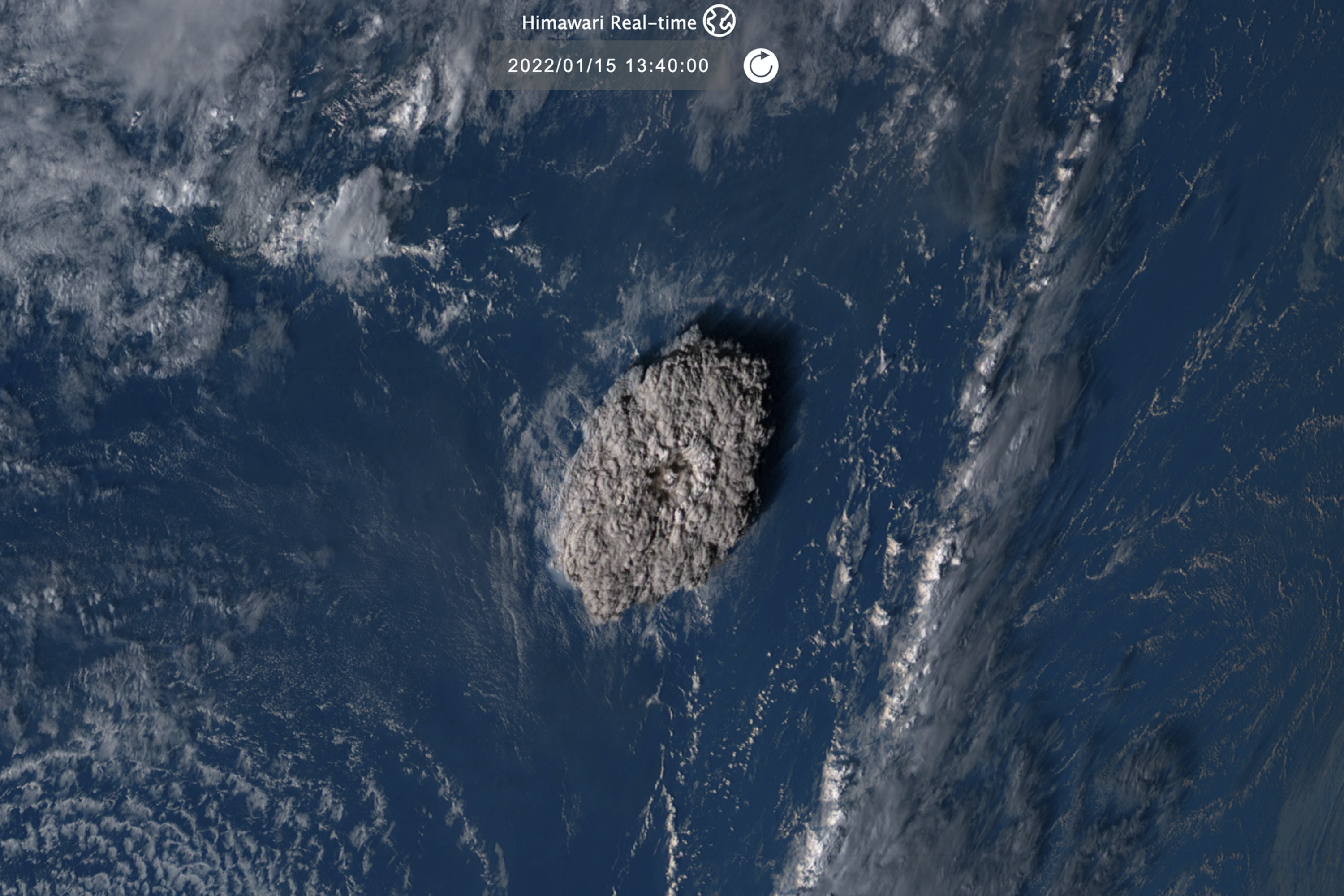 湯加火山：圖為日本情報通訊研究機構1月15日發布的衛星圖片，顯示湯加火山噴發的情況。（AP）