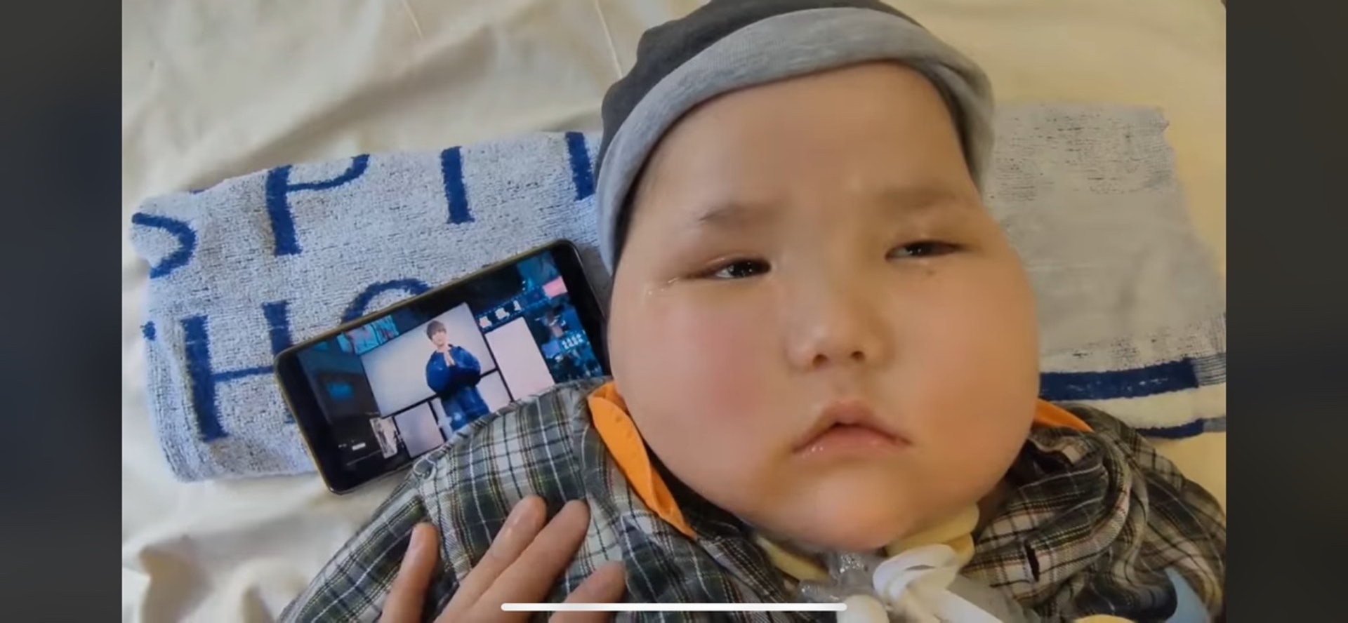 在天瑜耳旁播放《蒙著嘴說愛你》。 在天瑜耳旁播放《蒙著嘴說愛你》。