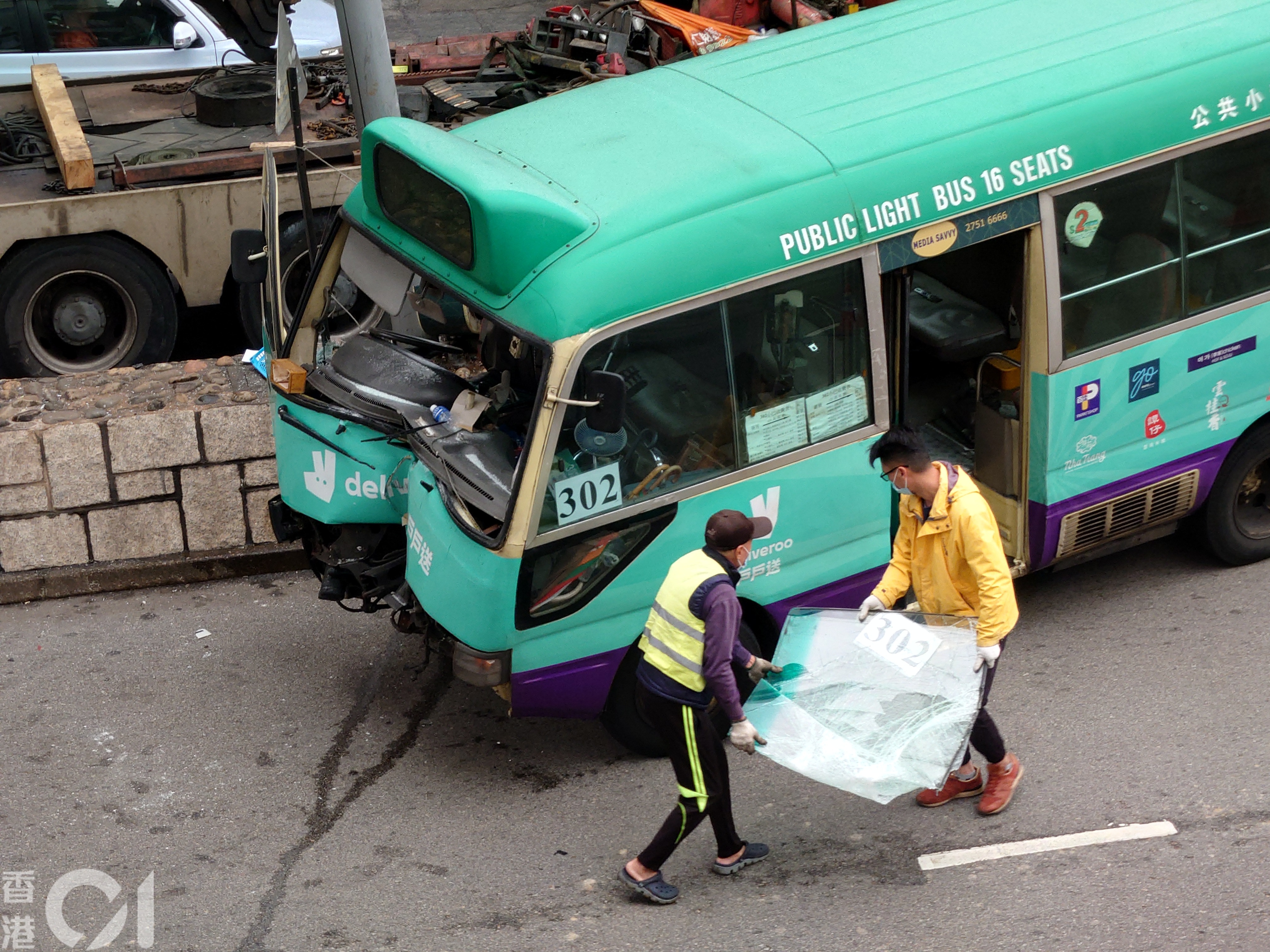 小巴車頭嚴重毀爛凹陷，擋風玻璃碎裂。（劉定安攝）