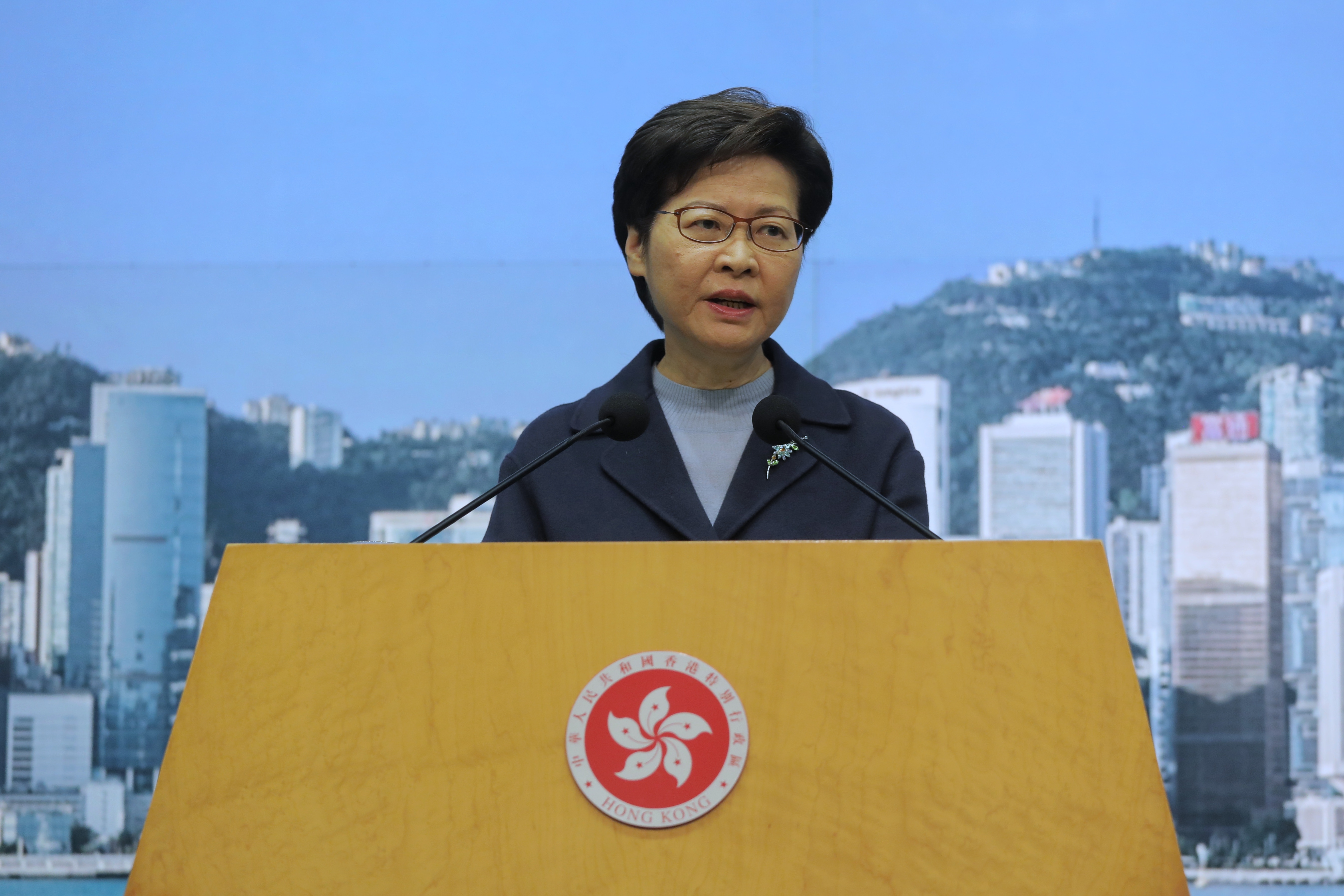 15名政府官員出席洪為民生日派對，特首林鄭月娥表示調查仍在進行，強調完成後必定會向公眾交代，不會不了了之。（張浩維攝）