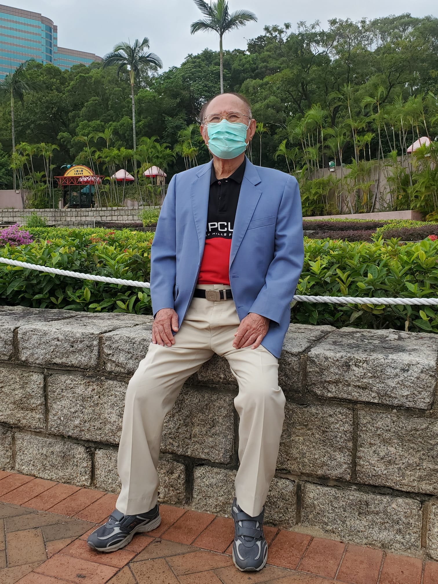 劉伯表示，腰椎管狹窄病情最嚴重時，舉步為艱，「直情想死」。